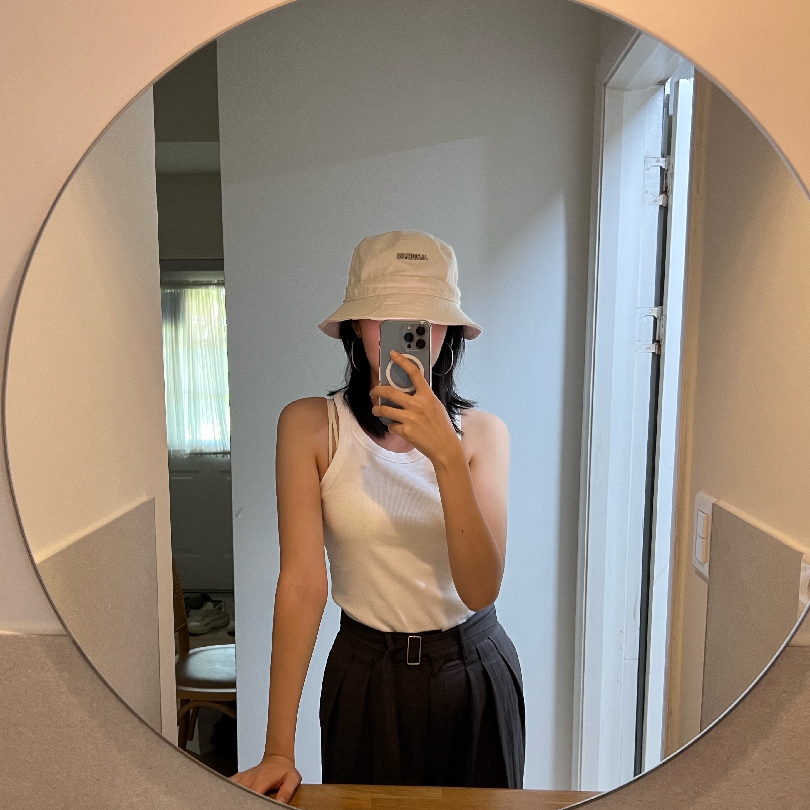 Jacquemus Le Bob Gadjo Bow Bucket Hat Off White 착용 스타일