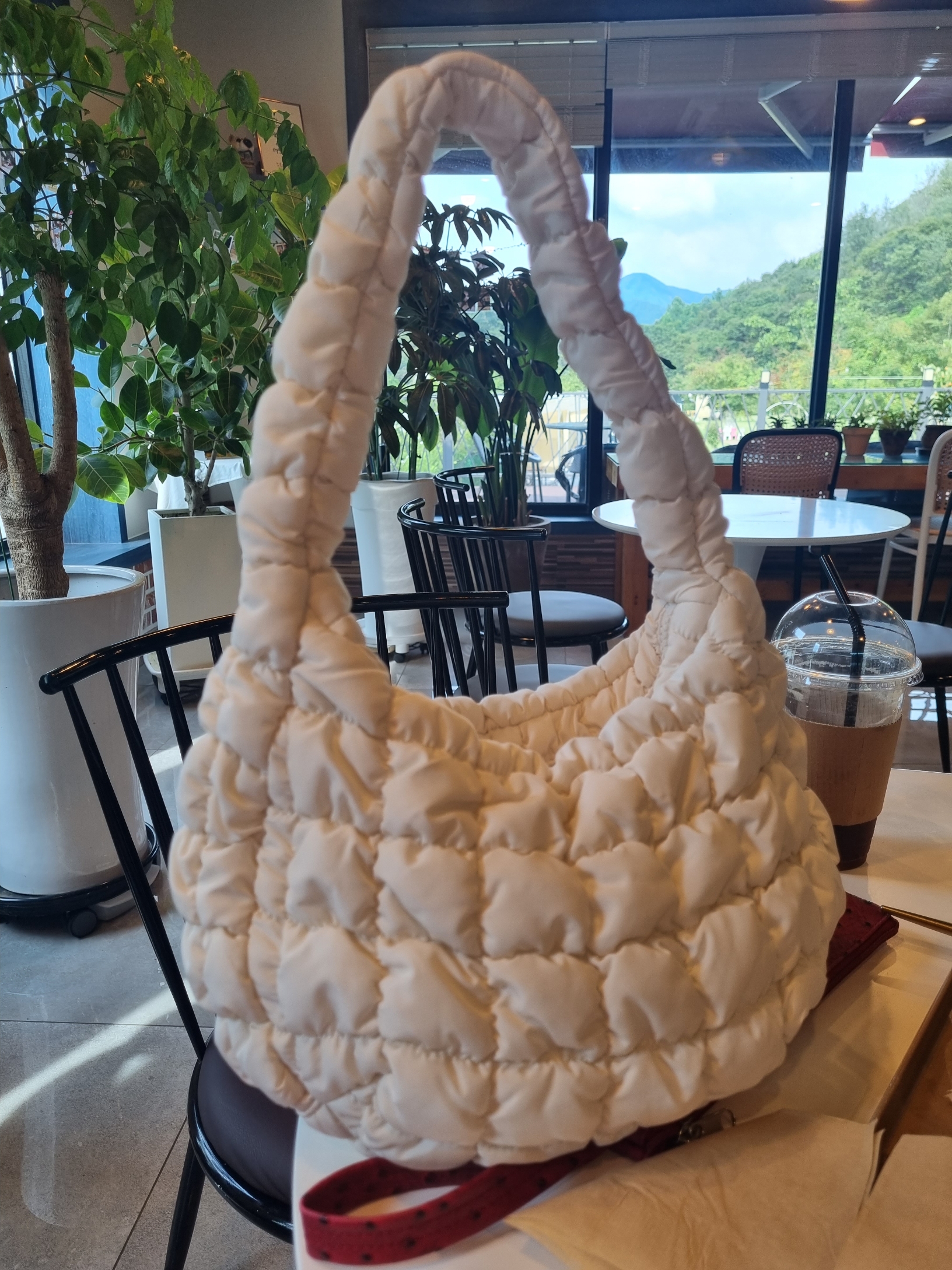COS Quilted Mini Bag Cream 착용 스타일