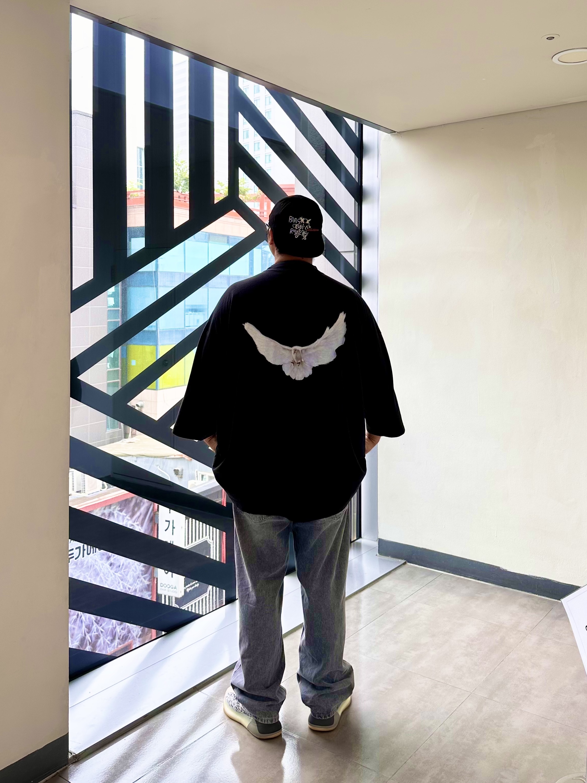 Yeezy Gap Engineered By Balenciaga Dove 3/4 Sleeve T-Shirt Black, Adidas Yeezy QNTM Sea Teal 착용 스타일 - 1