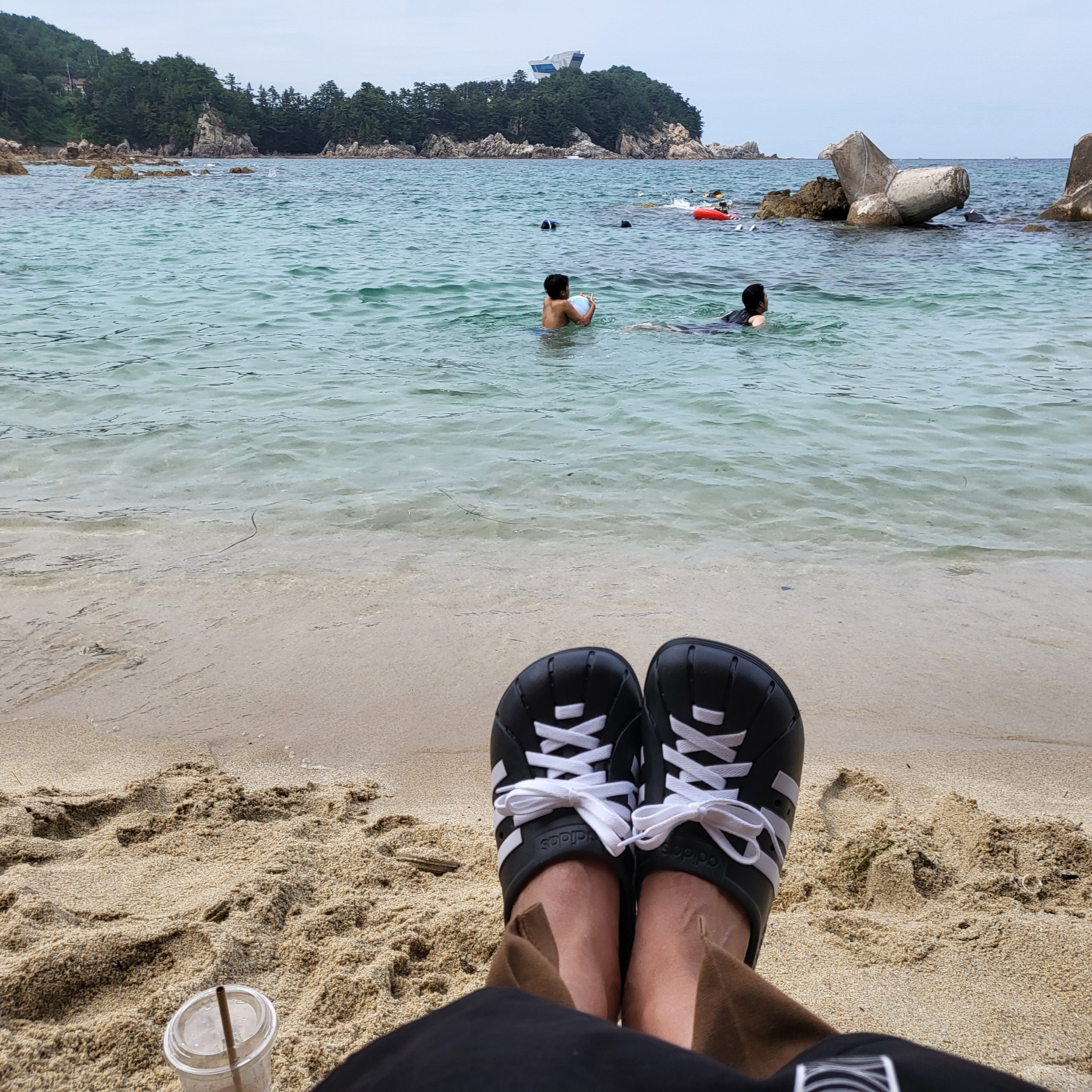 Adidas Adilette Clog Black White 착용 스타일