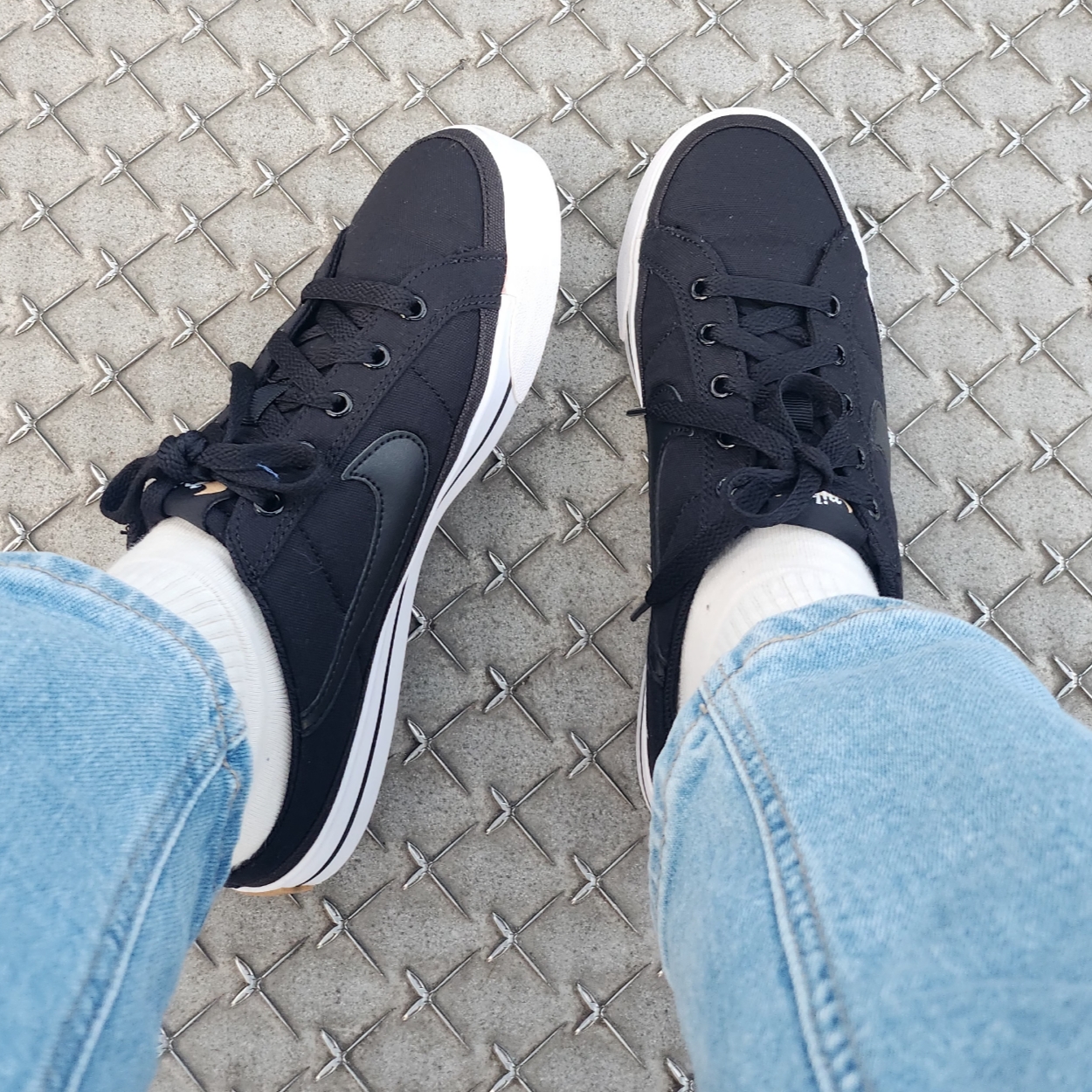 (W) Nike Court Legacy Mule Black 착용 스타일 - 2
