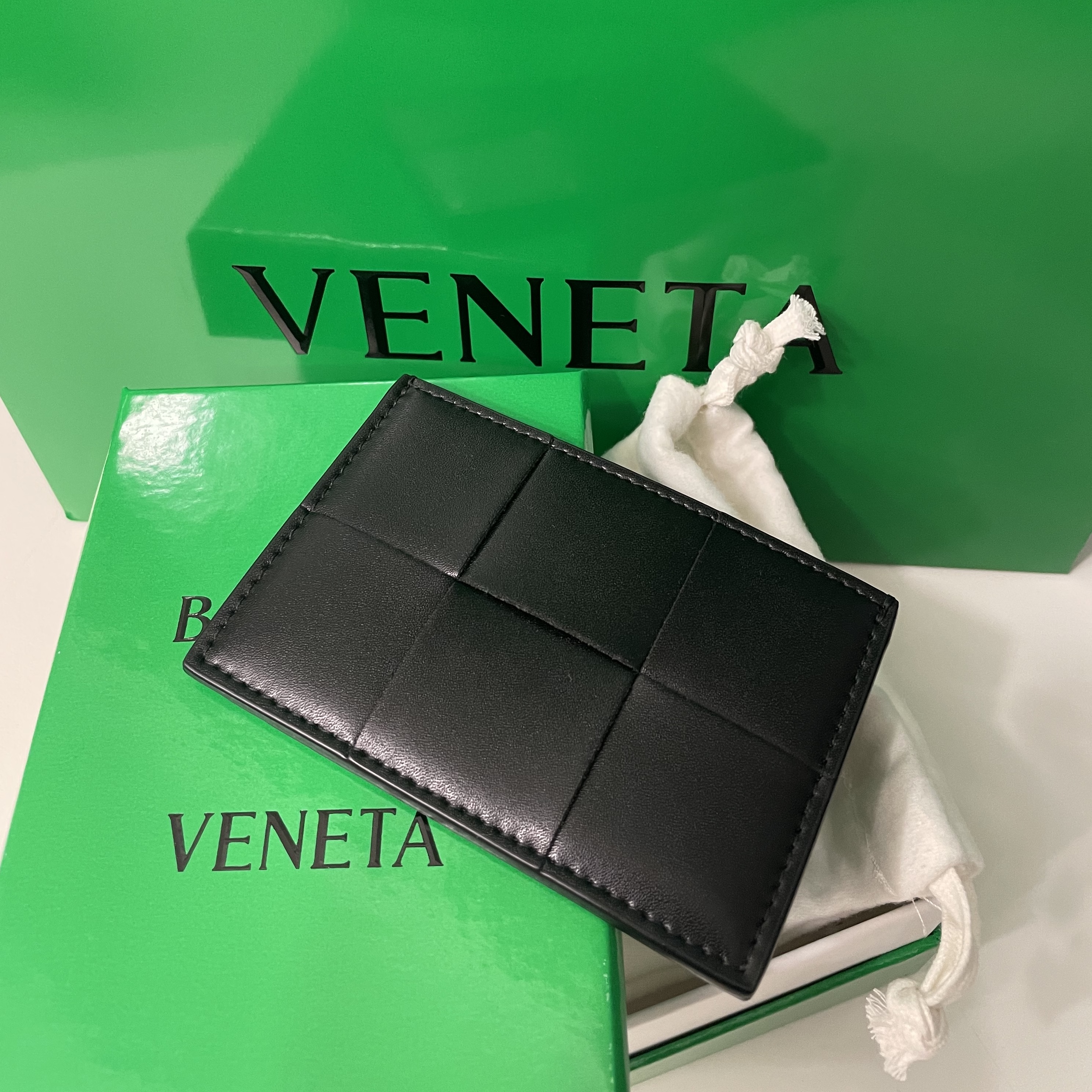 Bottega Veneta Credit Card Case Calfskin Black 착용 스타일