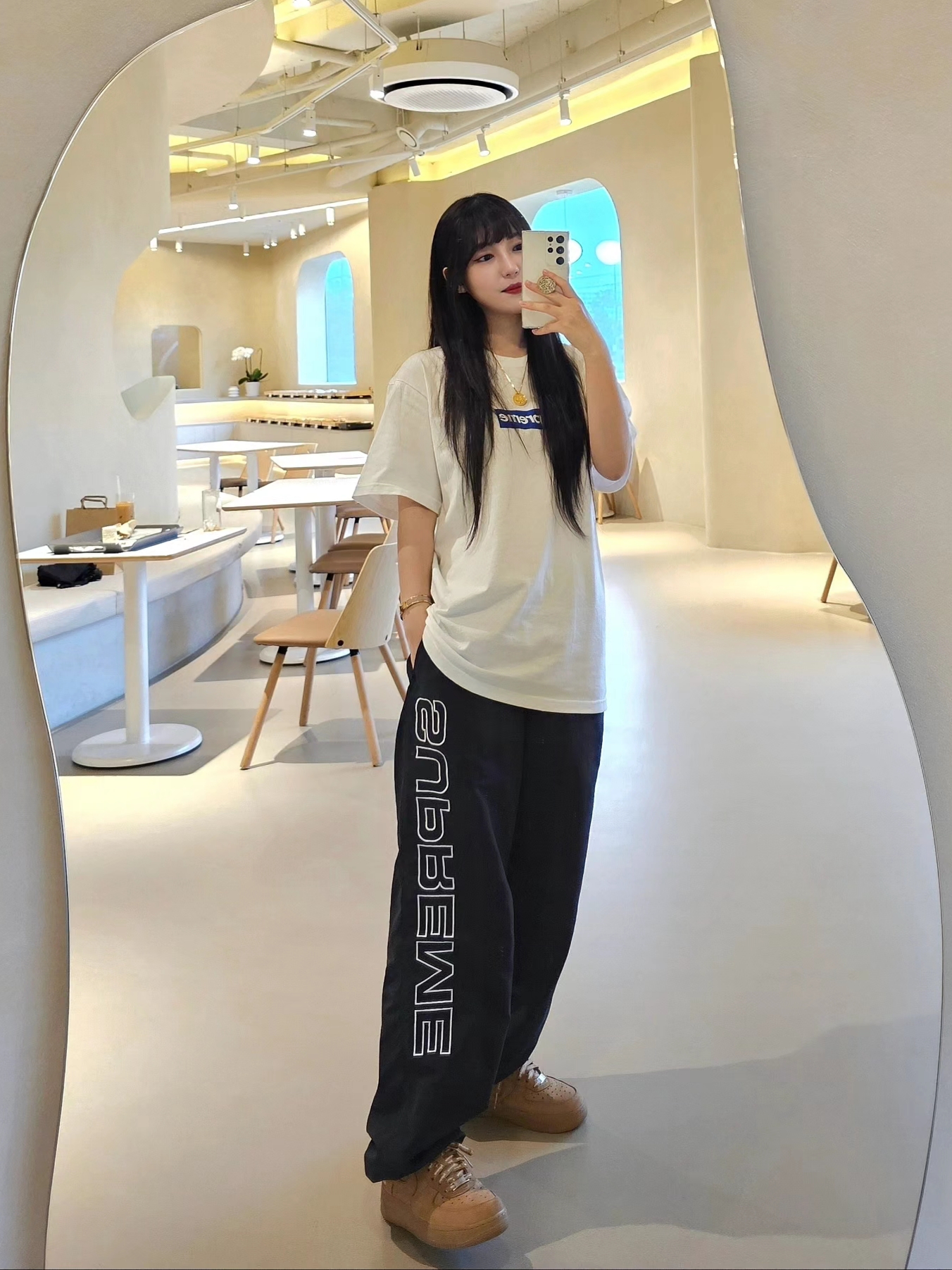 Supreme Seoul Box Logo T-Shirt White - 23FW, Supreme Spellout Embroidered Track Pants Black - 23FW 착용 스타일 - 1