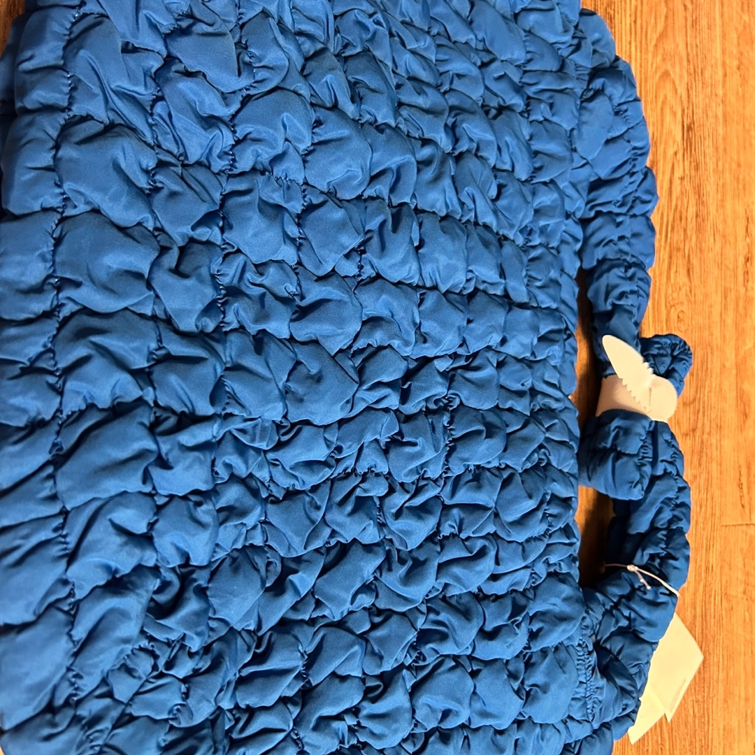 COS Quilted Oversized Shoulder Bag Blue 착용 스타일