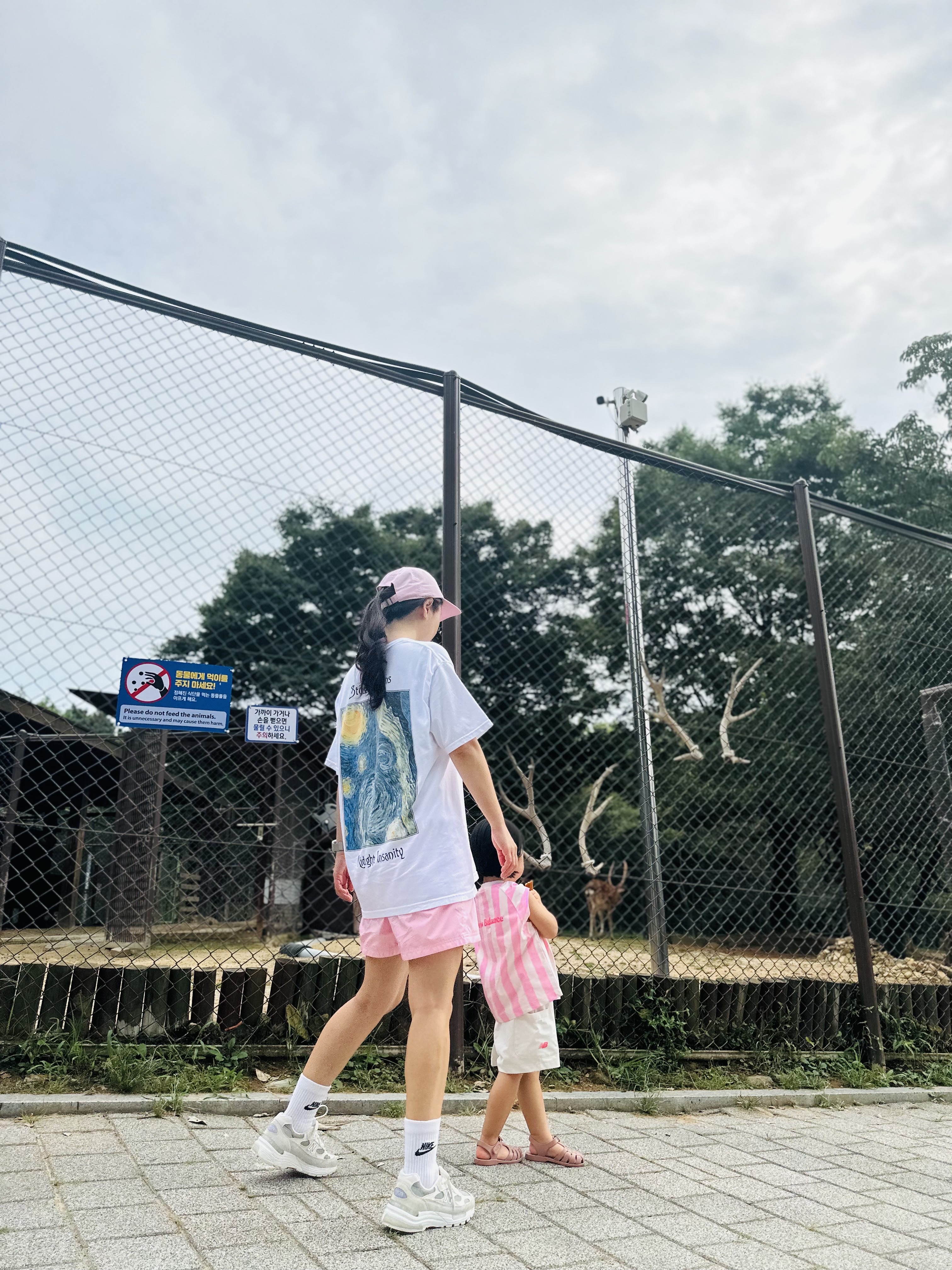 Nike Heritage 86 Futura Washed Cap Pink Foam, Stussy Midnight Insanity T-Shirt White 착용 스타일 - 1