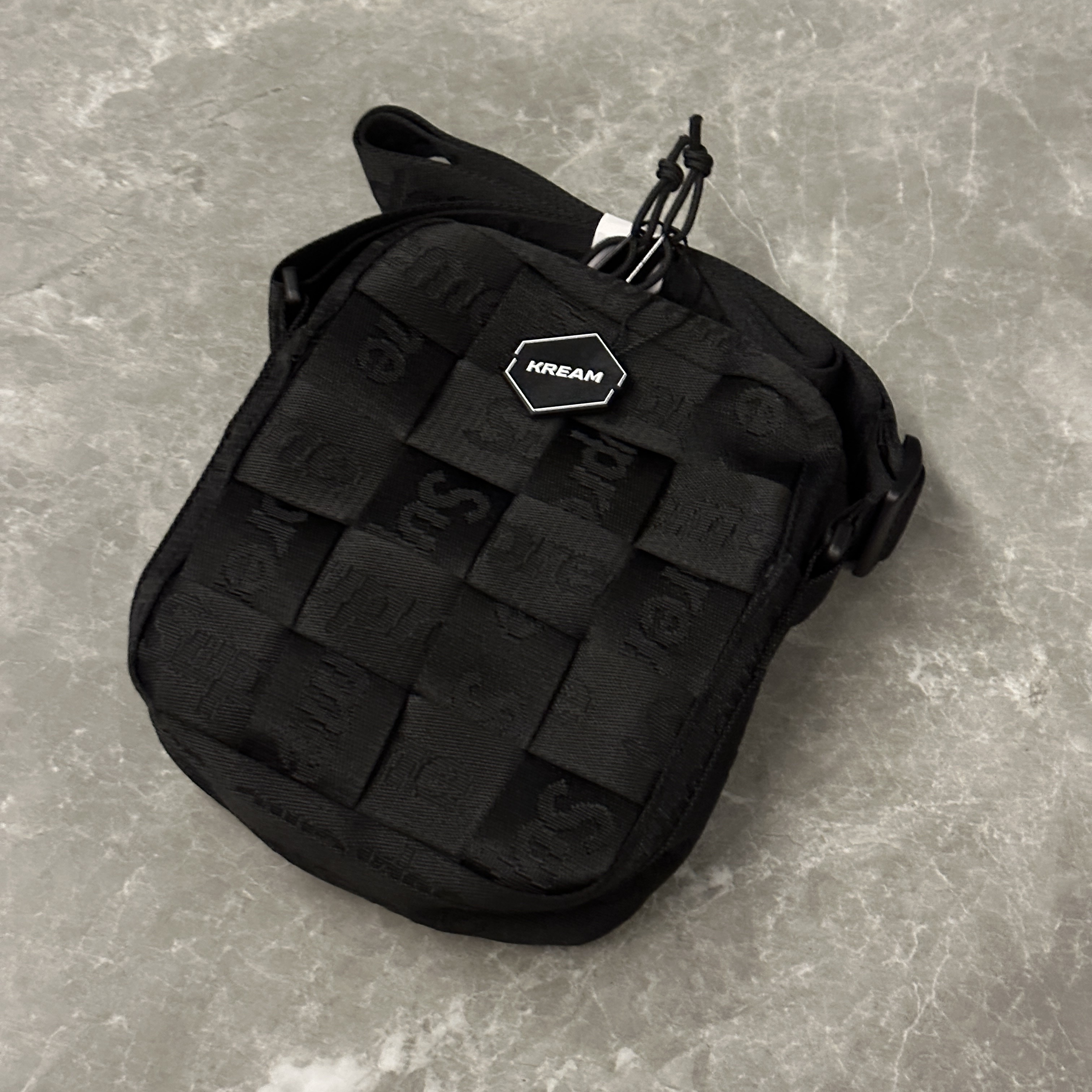 Supreme Woven Shoulder Bag Black - 23SS 착용 스타일