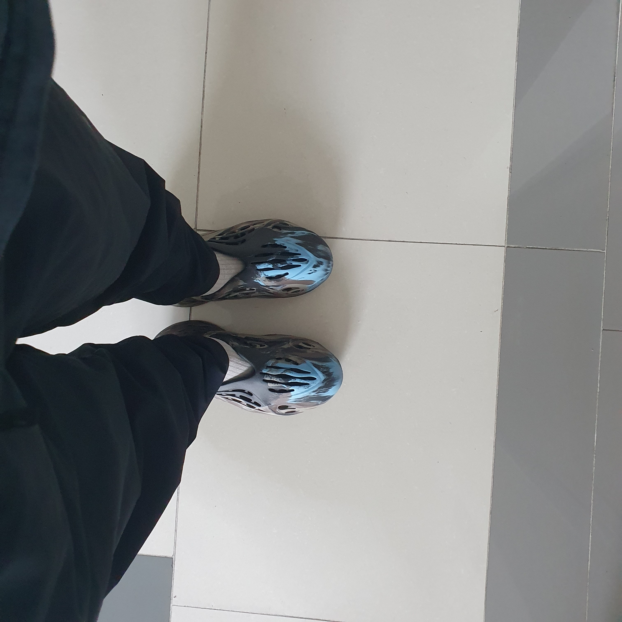 Adidas Yeezy Foam RNNR MX Cinder 착용 스타일