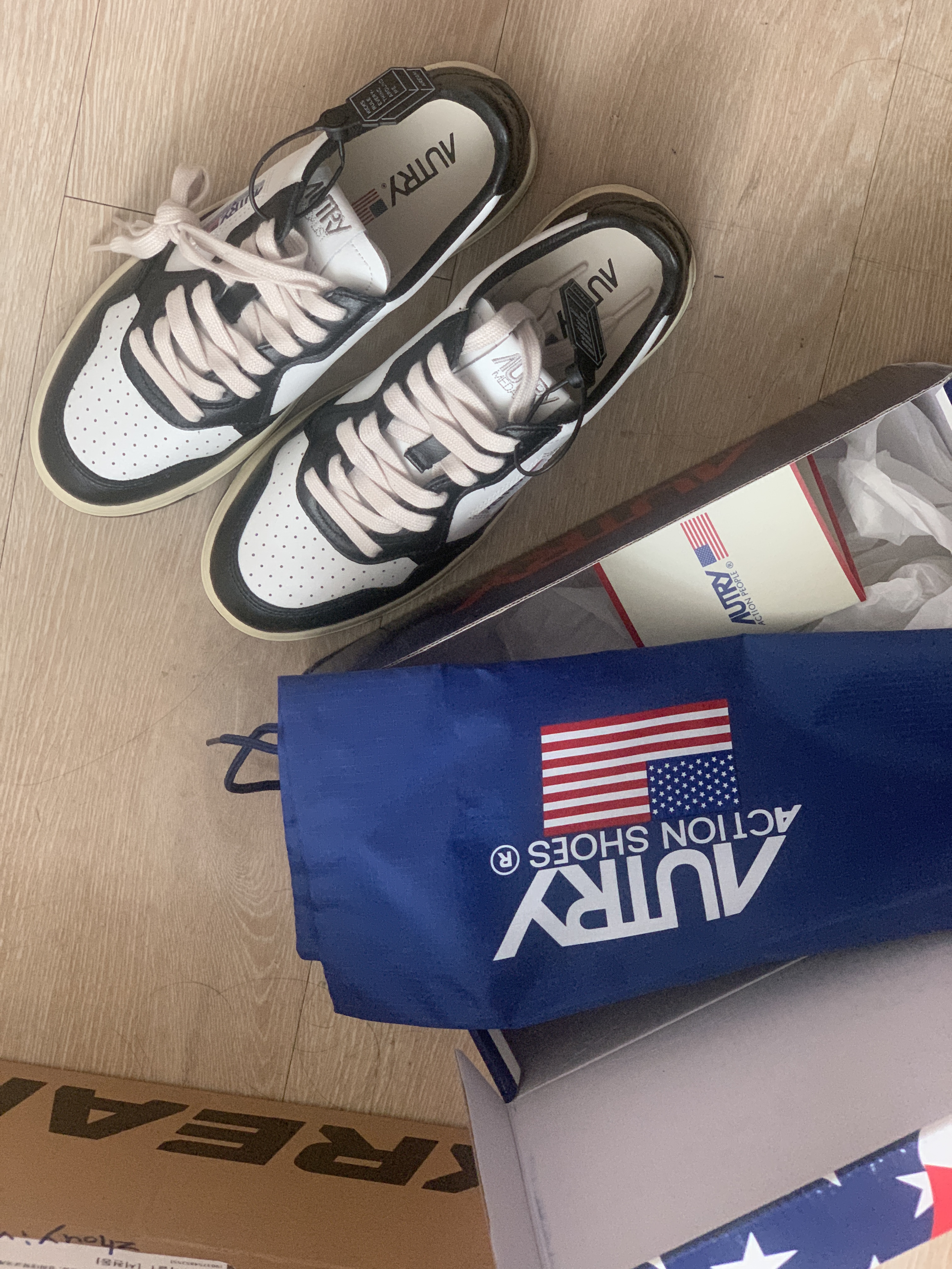 (W) Autry Medalist Low Leather Sneakers Black White 착용 스타일 - 3