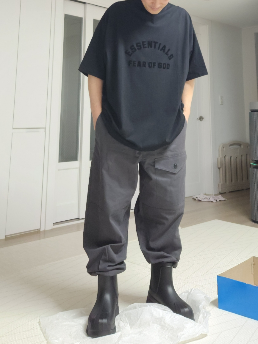 Essentials The Black Collection T-Shirt Black - 23SS, (W) Adidas Adifom Superstar Boot Black 착용 스타일