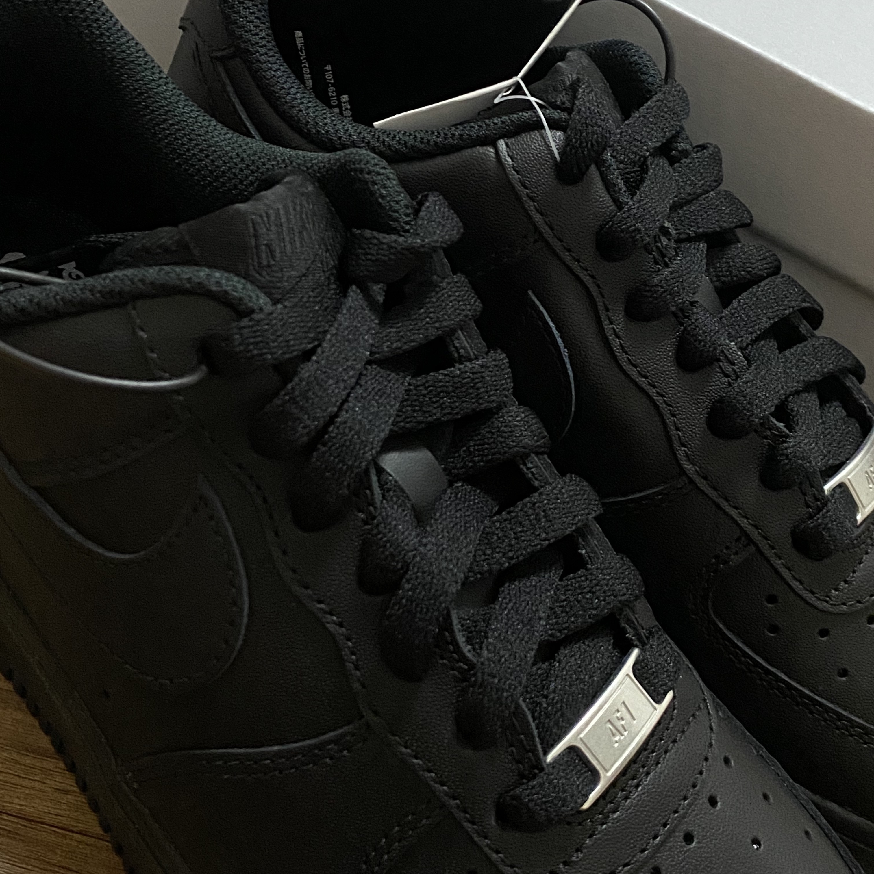 Nike Air Force 1 '07 Low Triple Black 착용 스타일 - 2