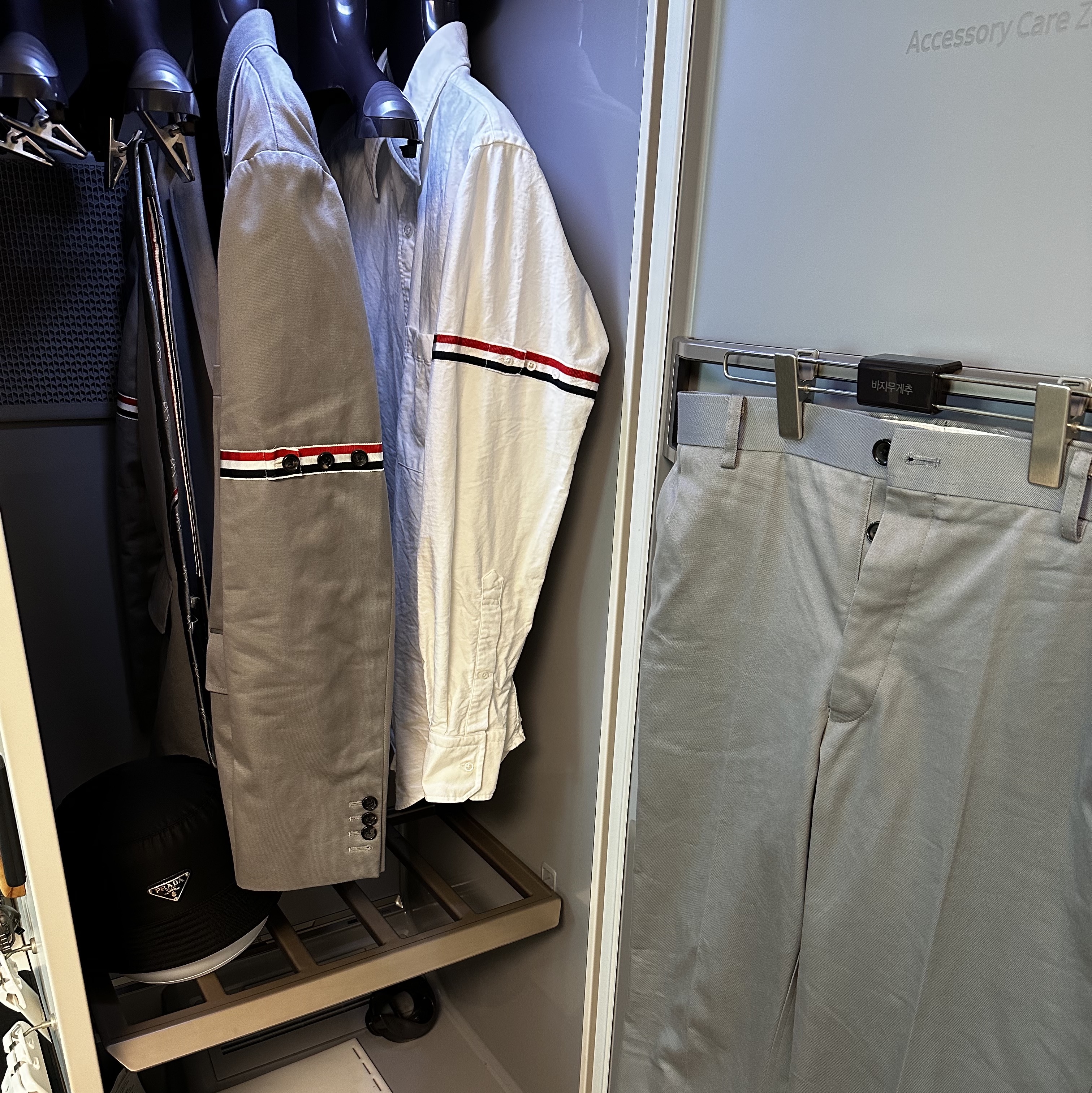 Thom Browne Jacquard Engineered Mr. Thom Icon Classic Tie Medium Grey, Thom Browne Cotton Twill Grosgrain Armband Unconstructed Classic Sport Coat Grey 착용 스타일