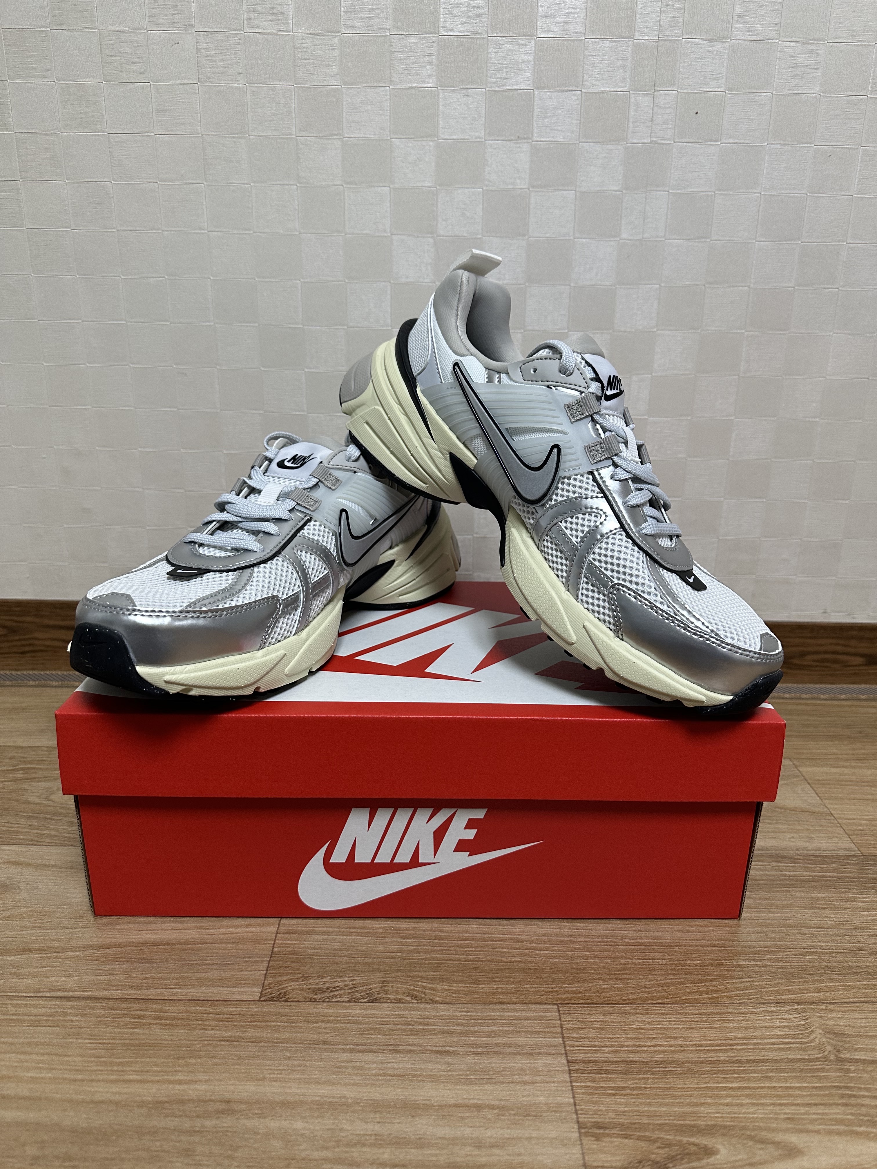 Nike V2K Run Summit White Metallic Silver 착용 스타일