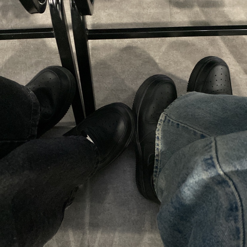 Nike Air Force 1 '07 Low Triple Black 착용 스타일 - 3