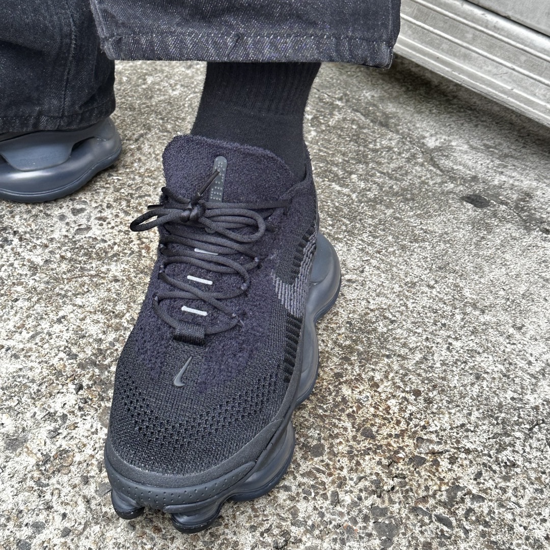 Nike Air Max Scorpion Flyknit Black Anthracite 착용 스타일 - 3