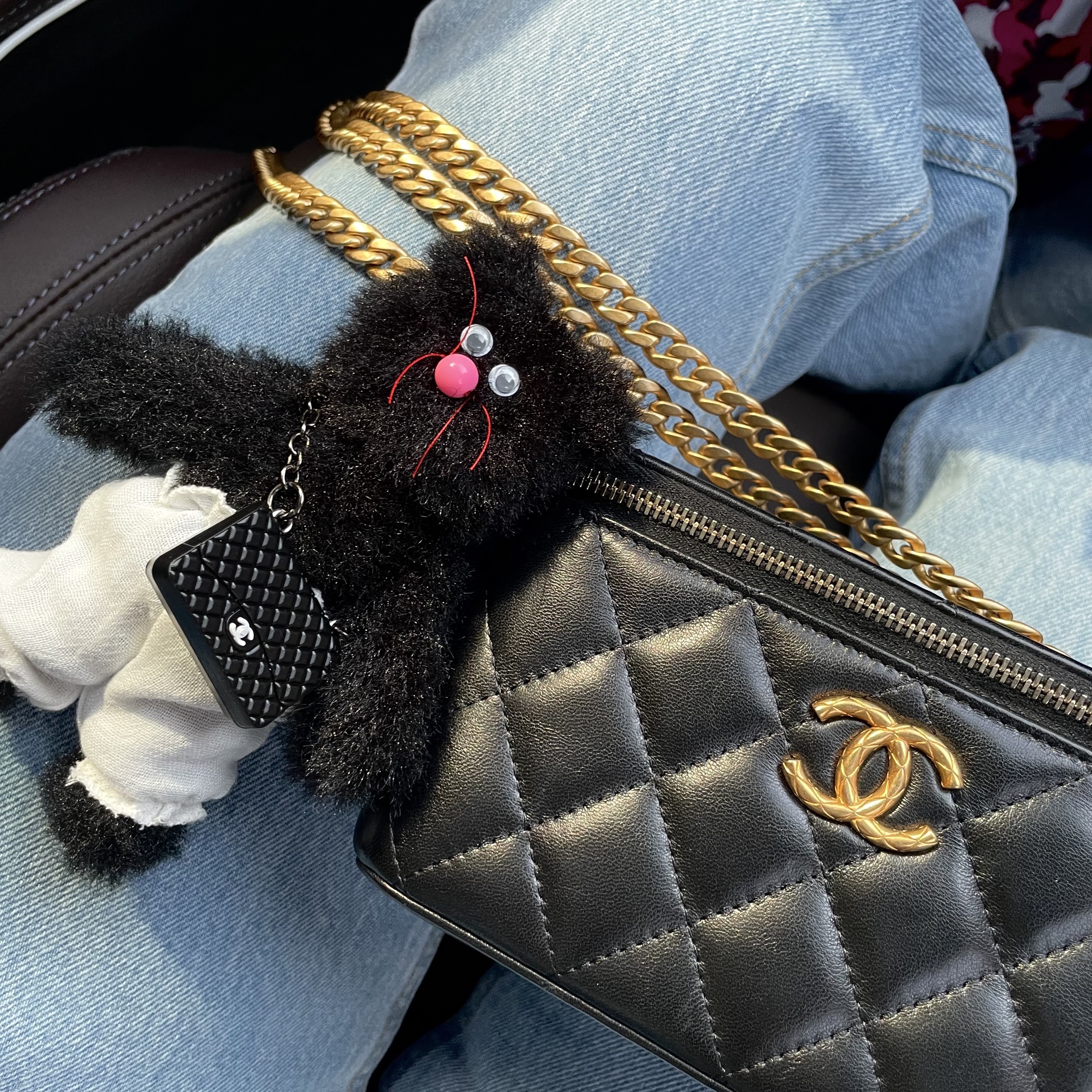 Monamhee Beulpingi Keyring with White Pants Black, Chanel Vanity With Chain Lambskin & Gold Black 착용 스타일 - 1