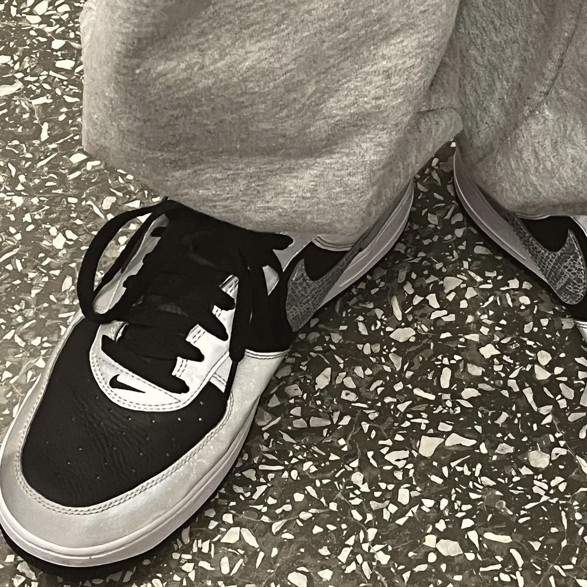 Nike Air Force 1 B Silver Snake 착용 스타일 - 2