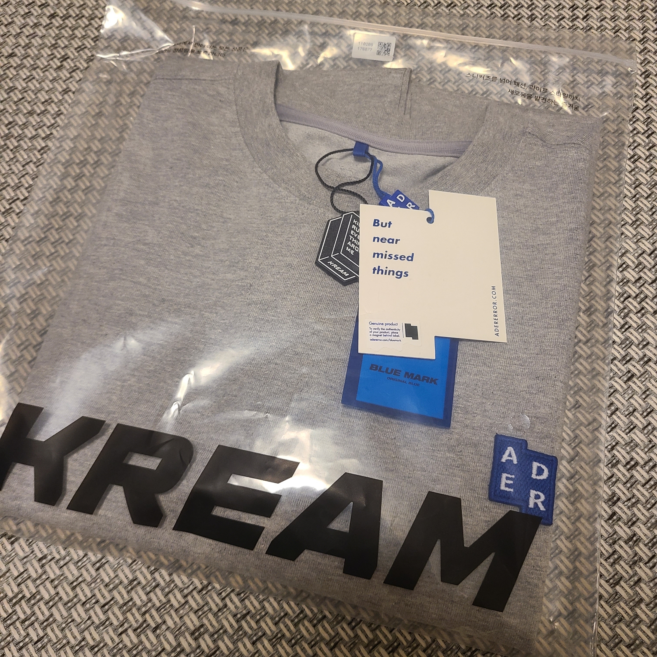 Ader Error Sig; TRS/BL Tag T-Shirt 01 Grey 착용 스타일