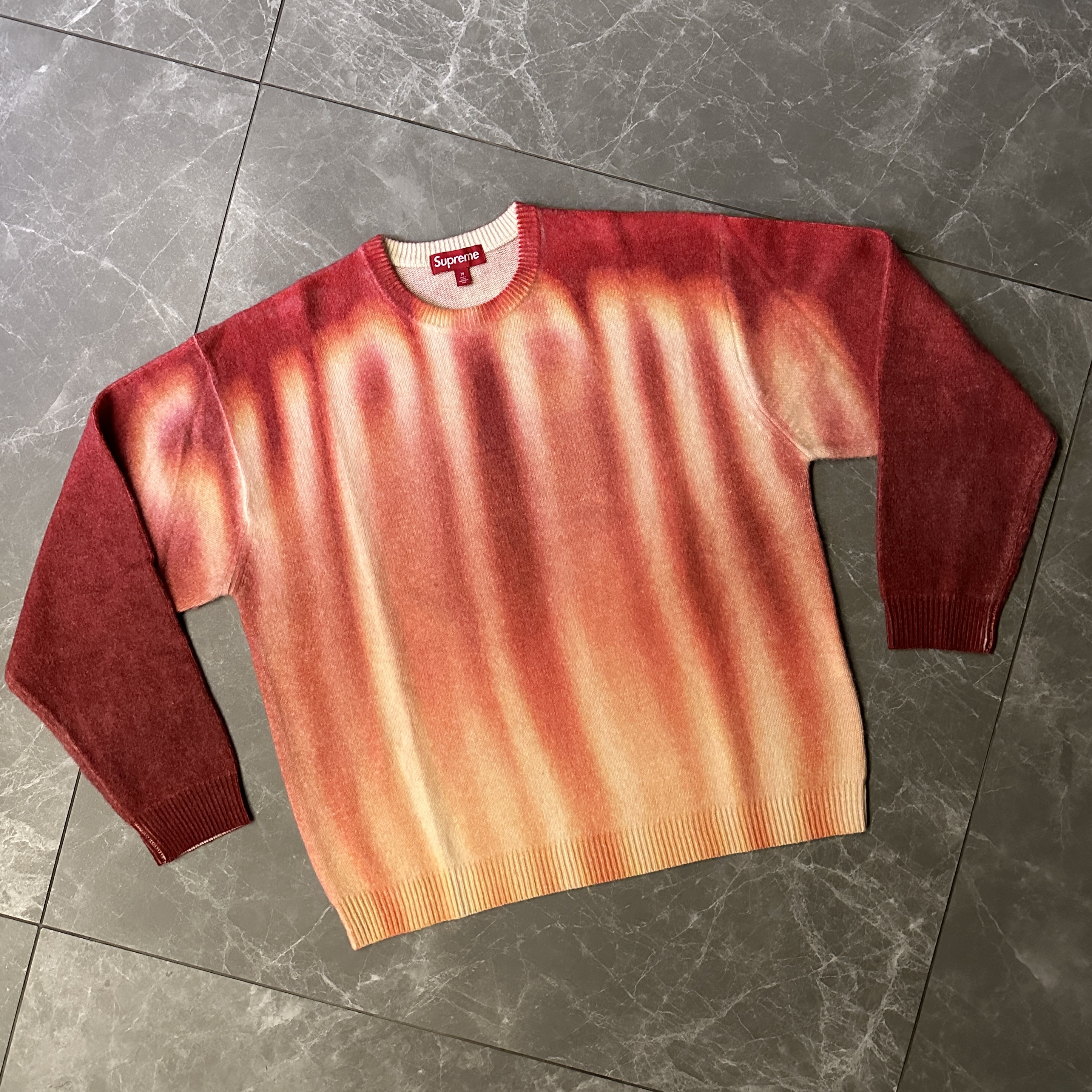 Supreme Blurred Logo Sweater Red - 23FW 착용 스타일