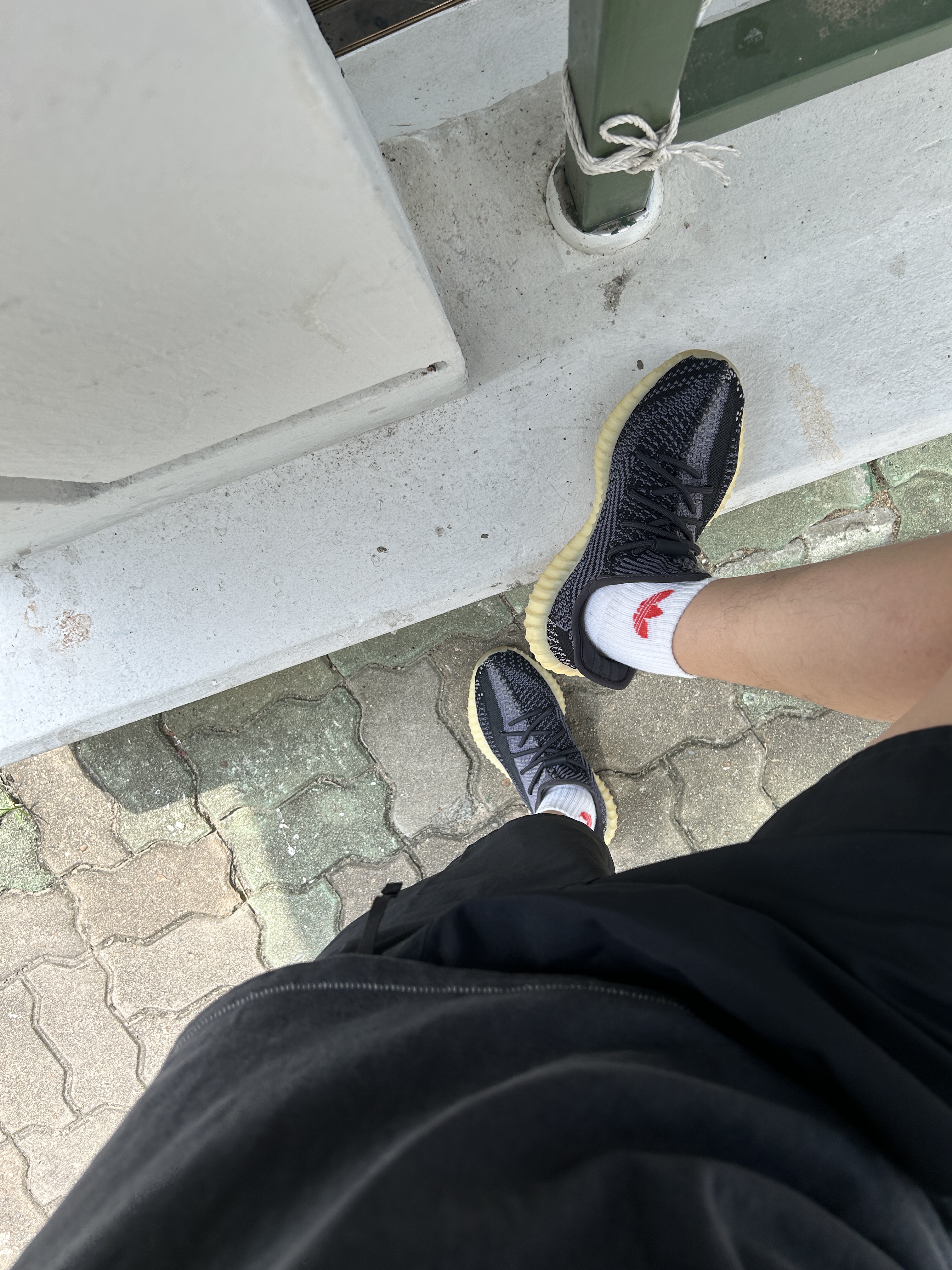 Adidas Yeezy Boost 350 V2 Carbon 착용 스타일 - 1