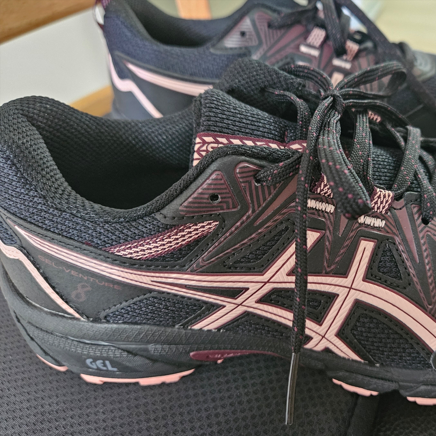 (W) Asics Gel-Venture 8 Black Frosted Rose 착용 스타일 - 2