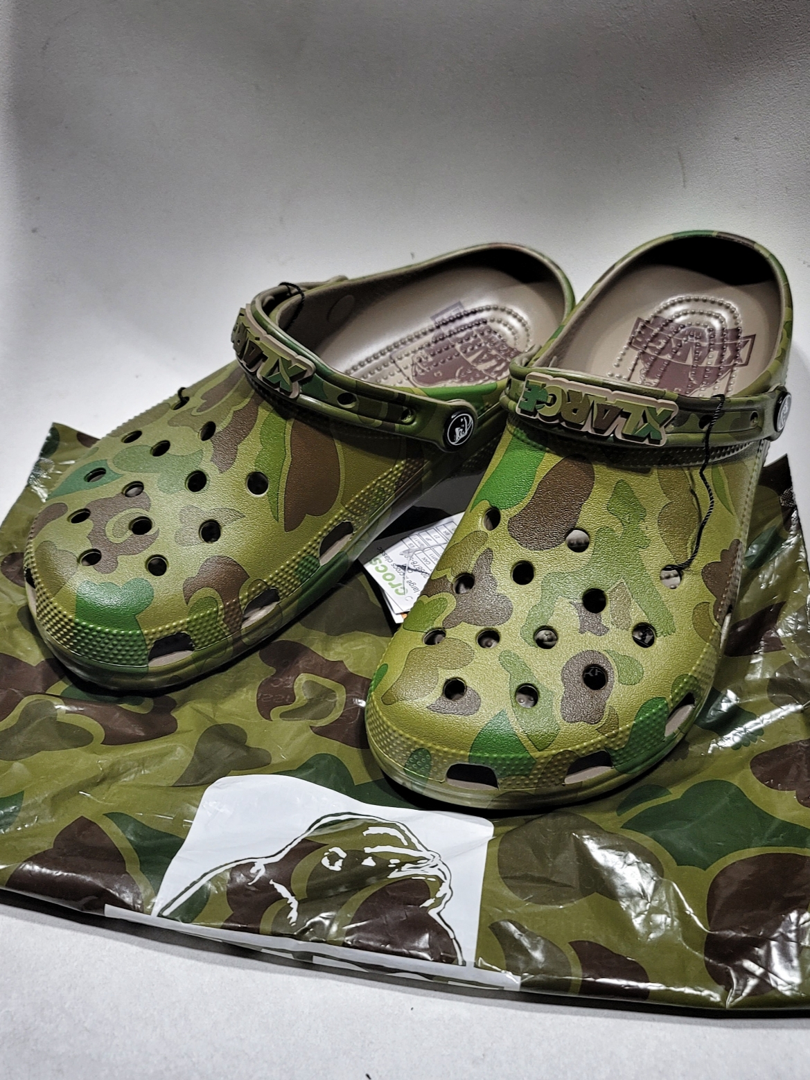 Crocs x XLarge Classic Clog Camo 착용 스타일 - 1
