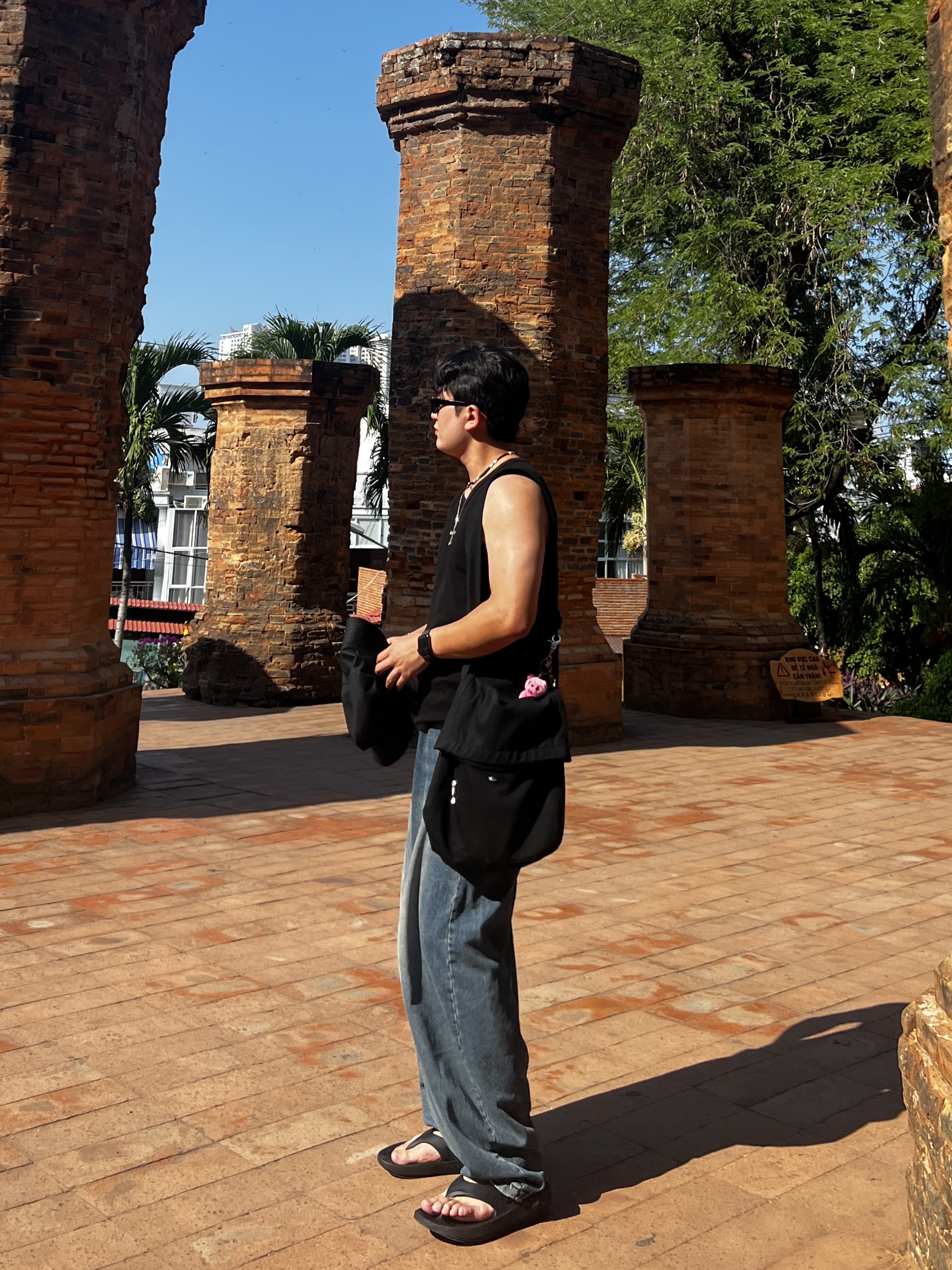 Our Legacy Sling Bag Washed Black Denim, Oofos OOriginal Black 착용 스타일 - 2