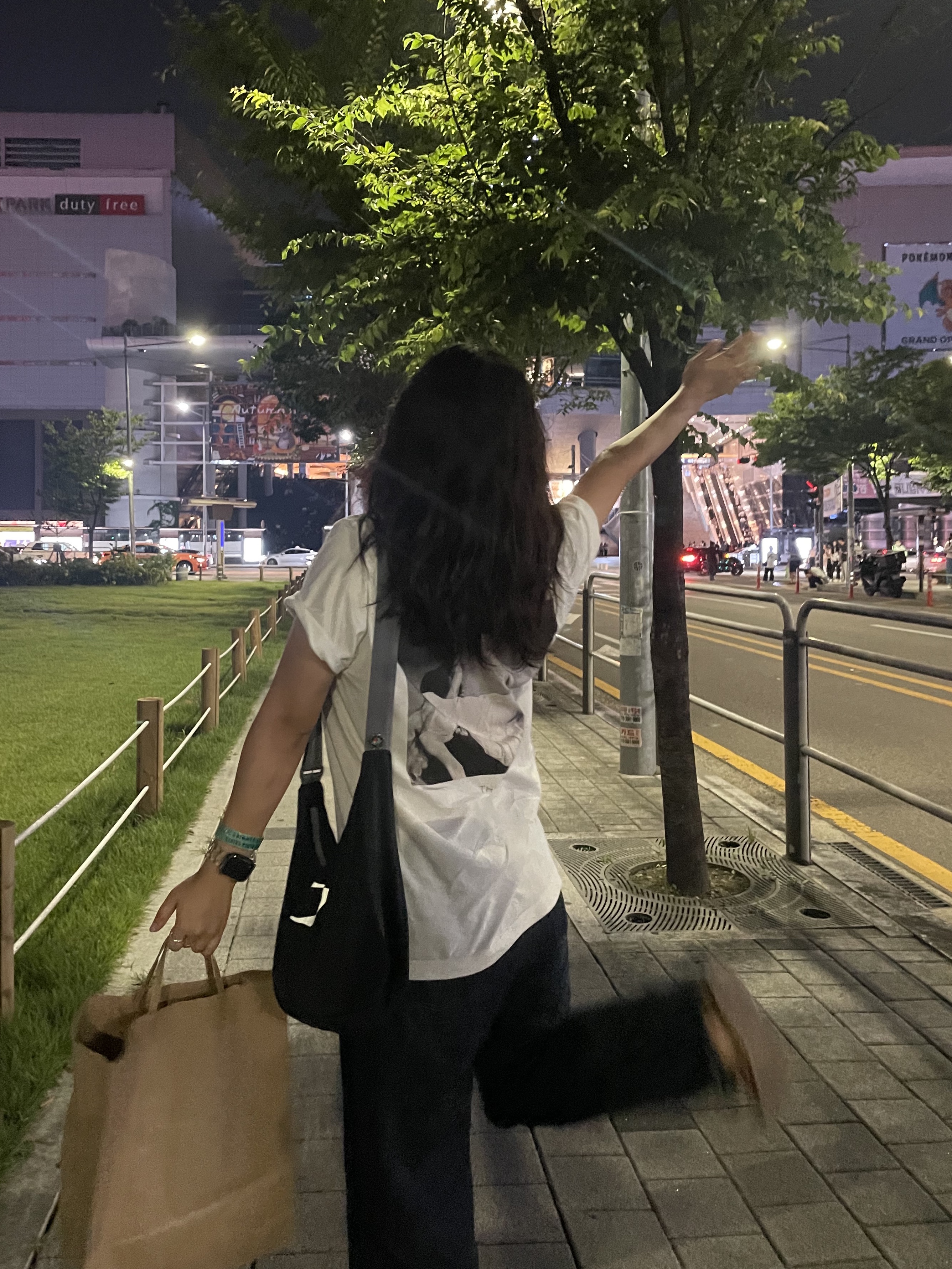 Mischief Rhombus Light Weight Cross Bag Black - The Hyundai Seoul Exclusive 착용 스타일 - 1