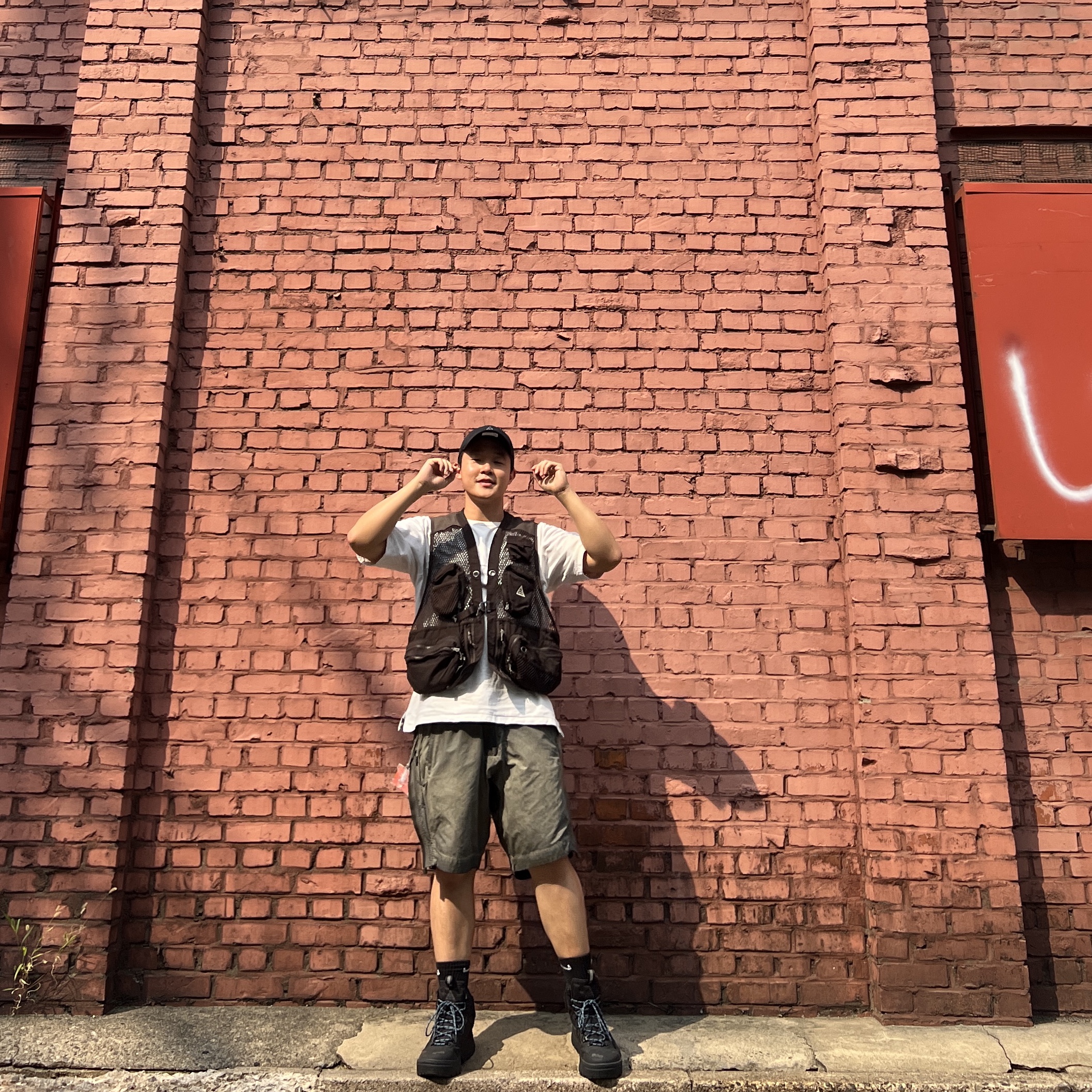 Nike ACG Heritage 86 Cap Black, Nike ACG Buttles Vest Velvet Brown - Asia 착용 스타일 - 2