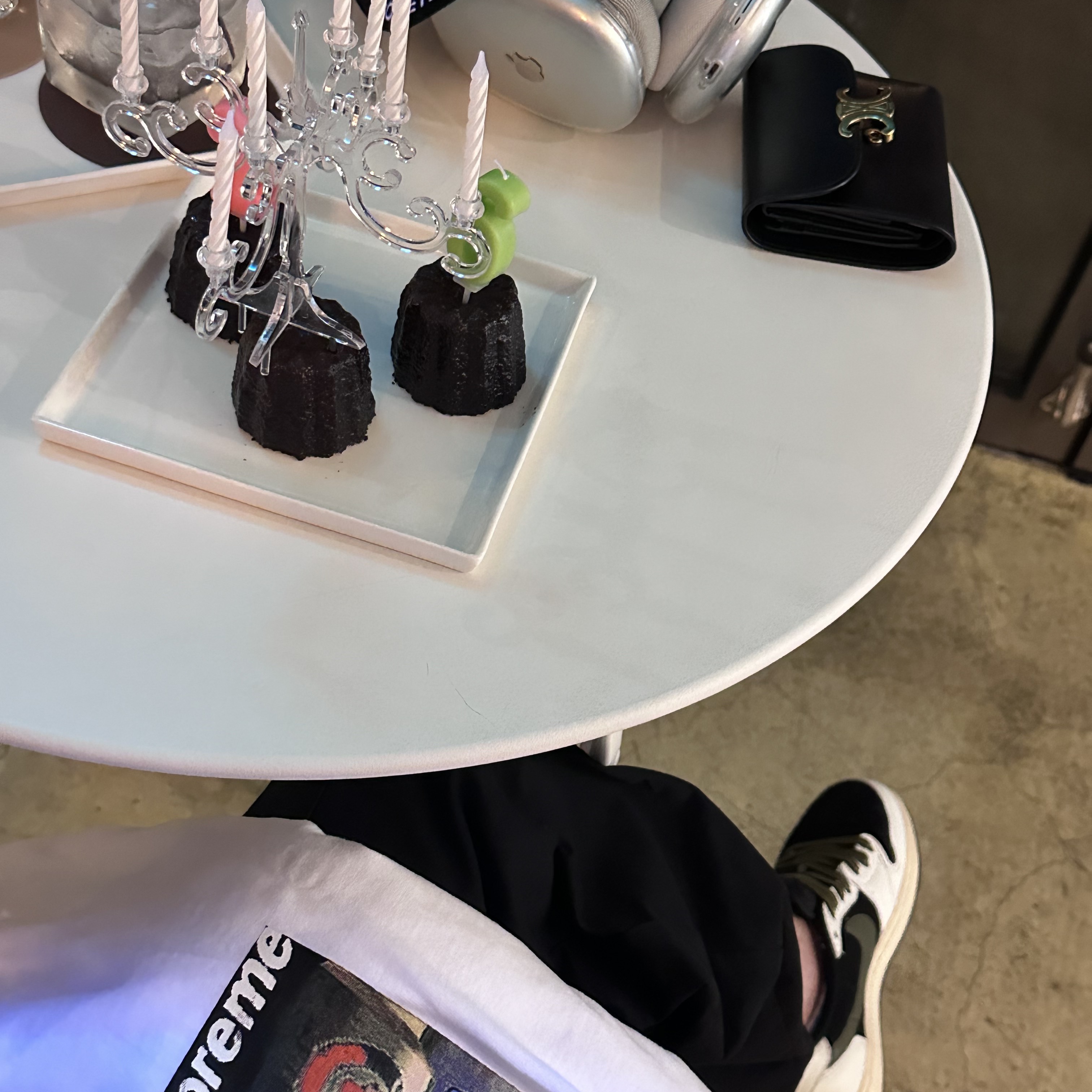 Supreme x Thrasher Game T-Shirt White - 21FW, Celine Small Wallet Triomphe in Shiny Calfskin Black 착용 스타일 - 2