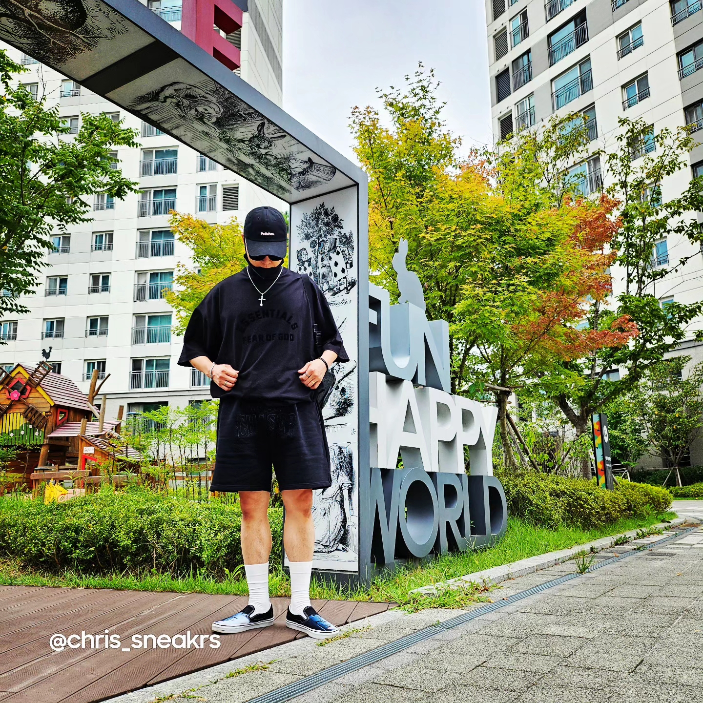 Essentials The Black Collection T-Shirt Black - 23SS, [KREAM 단독] Won Chaser New Money Shorts Black 착용 스타일 - 3