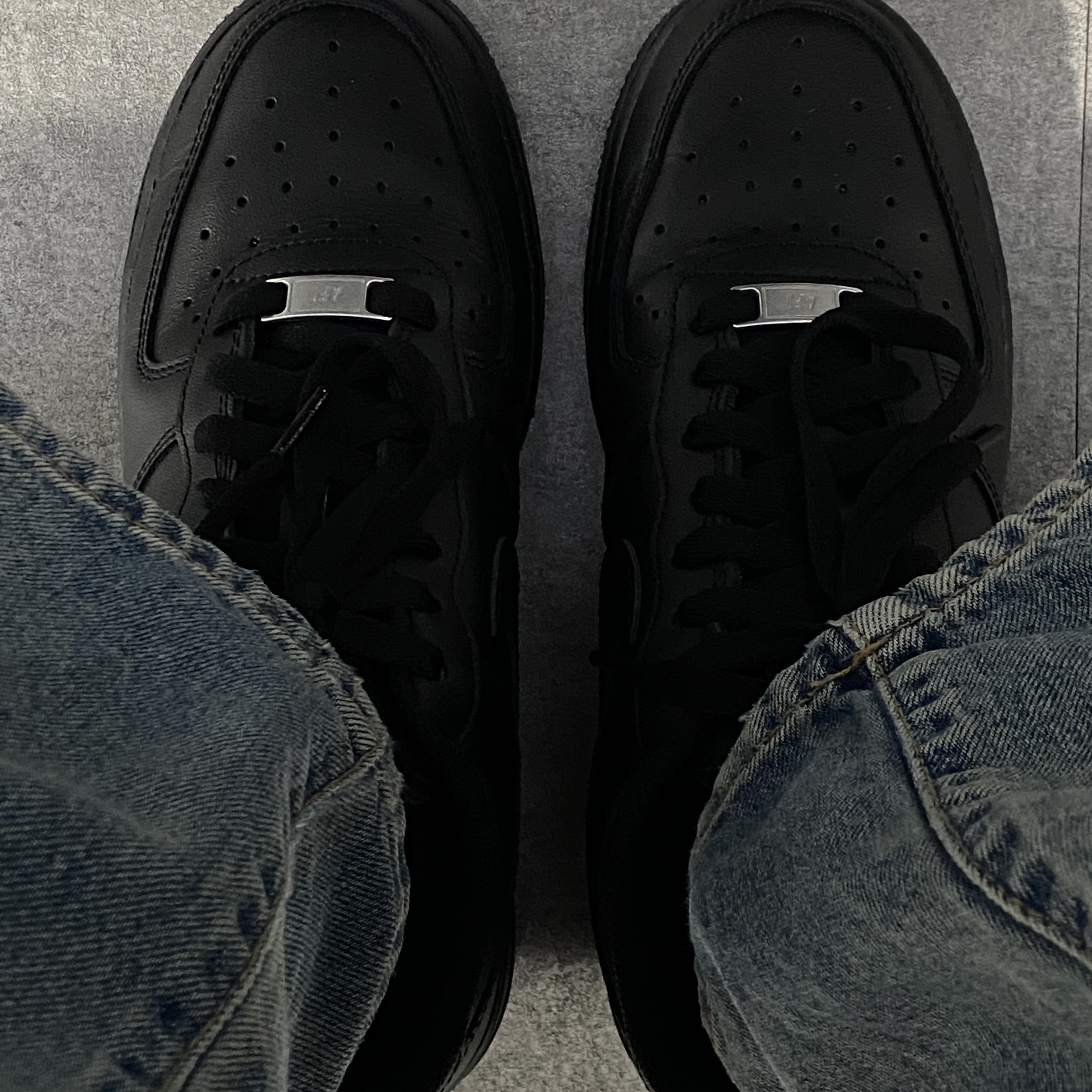 Nike Air Force 1 '07 Low Triple Black 착용 스타일 - 1