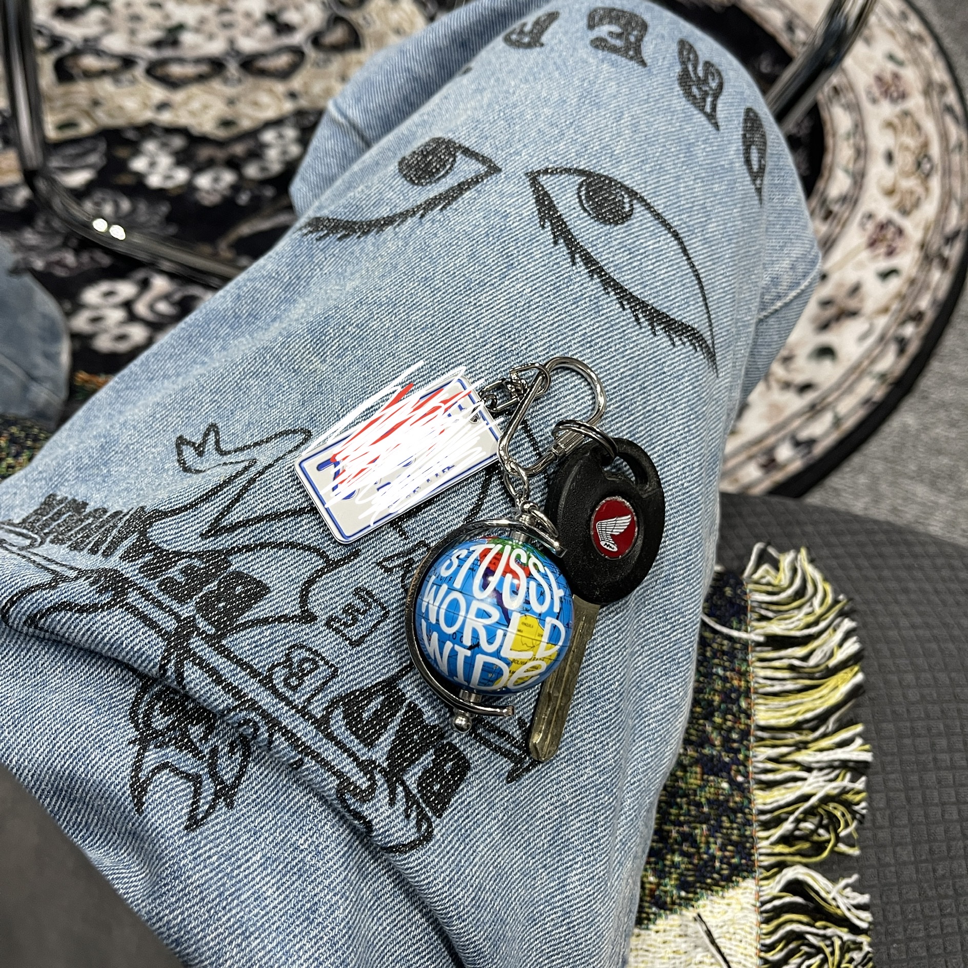 Stussy Globe Keychain Multi 착용 스타일