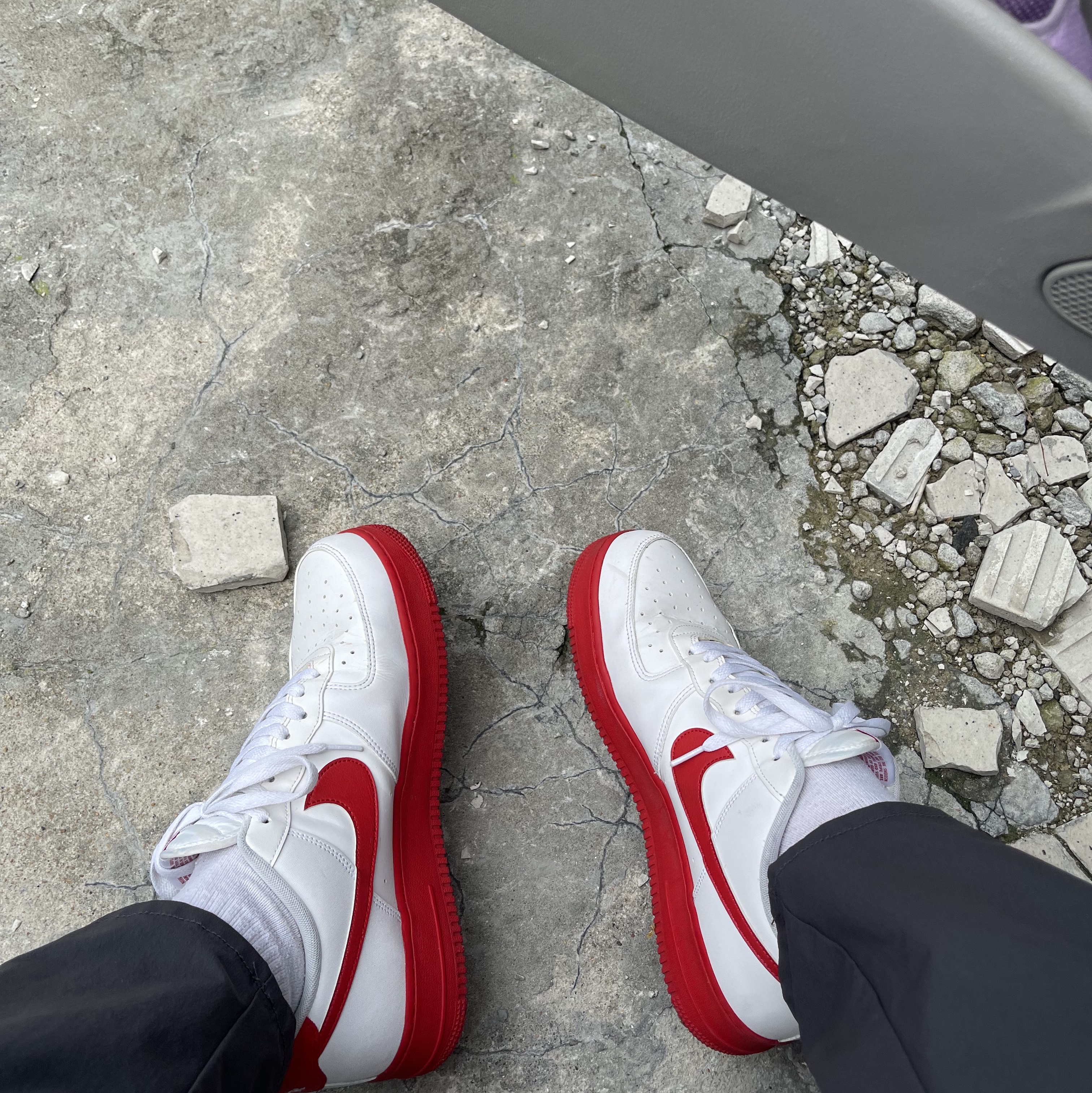 Nike Air Force 1 Low White Red Midsole 착용 스타일 - 2