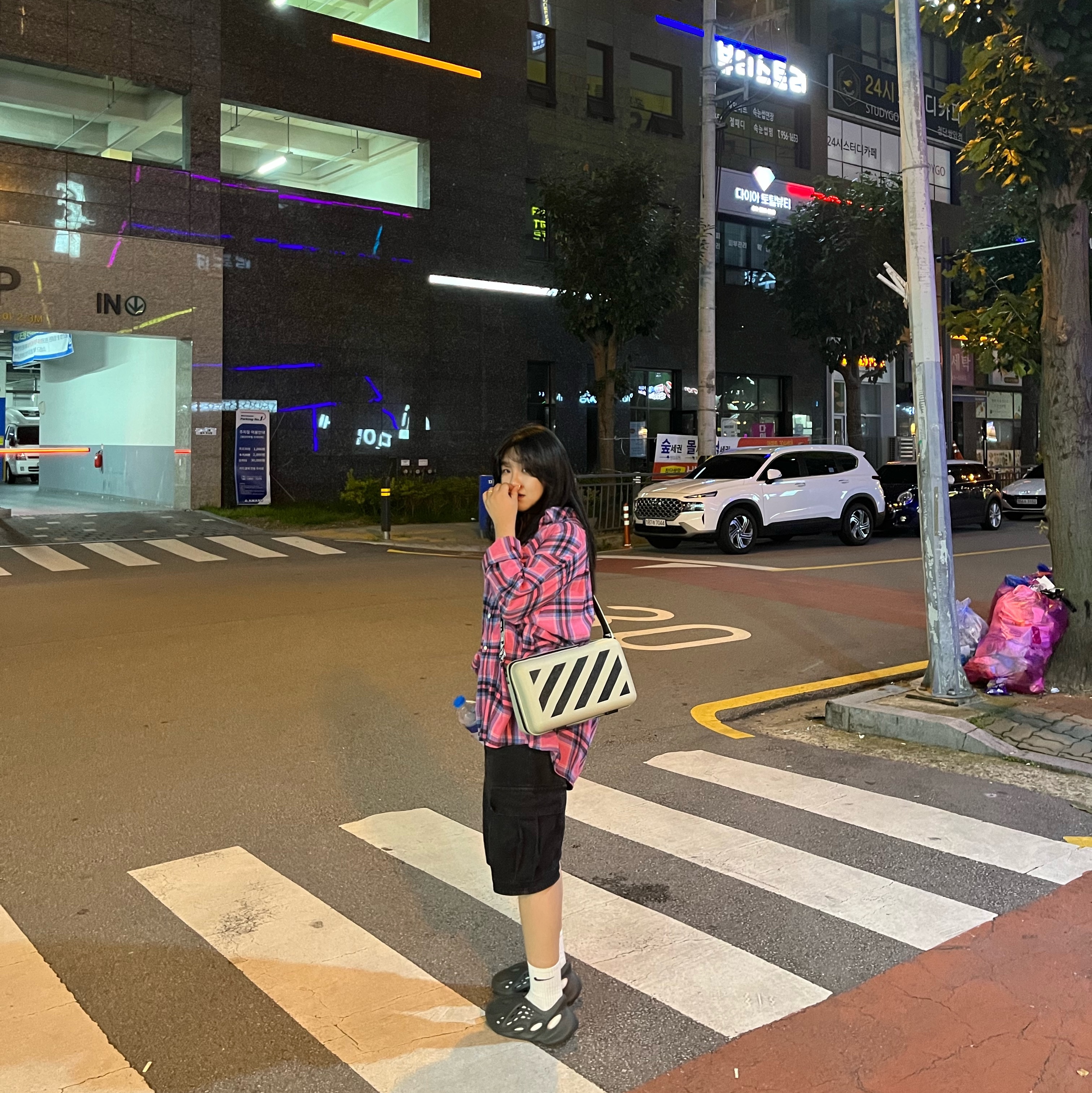 Adidas Yeezy Foam RNNR Carbon, Off-White x Amore Pacific Protection Box (Without Cosmetics) 착용 스타일