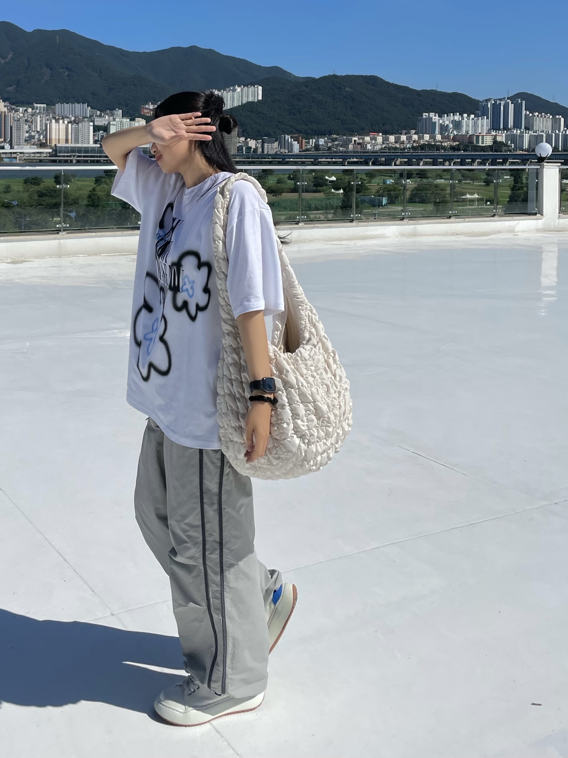 Ader Error Log; Canv White, COS Quilted Oversized Shoulder Bag Off White Light Beige 착용 스타일