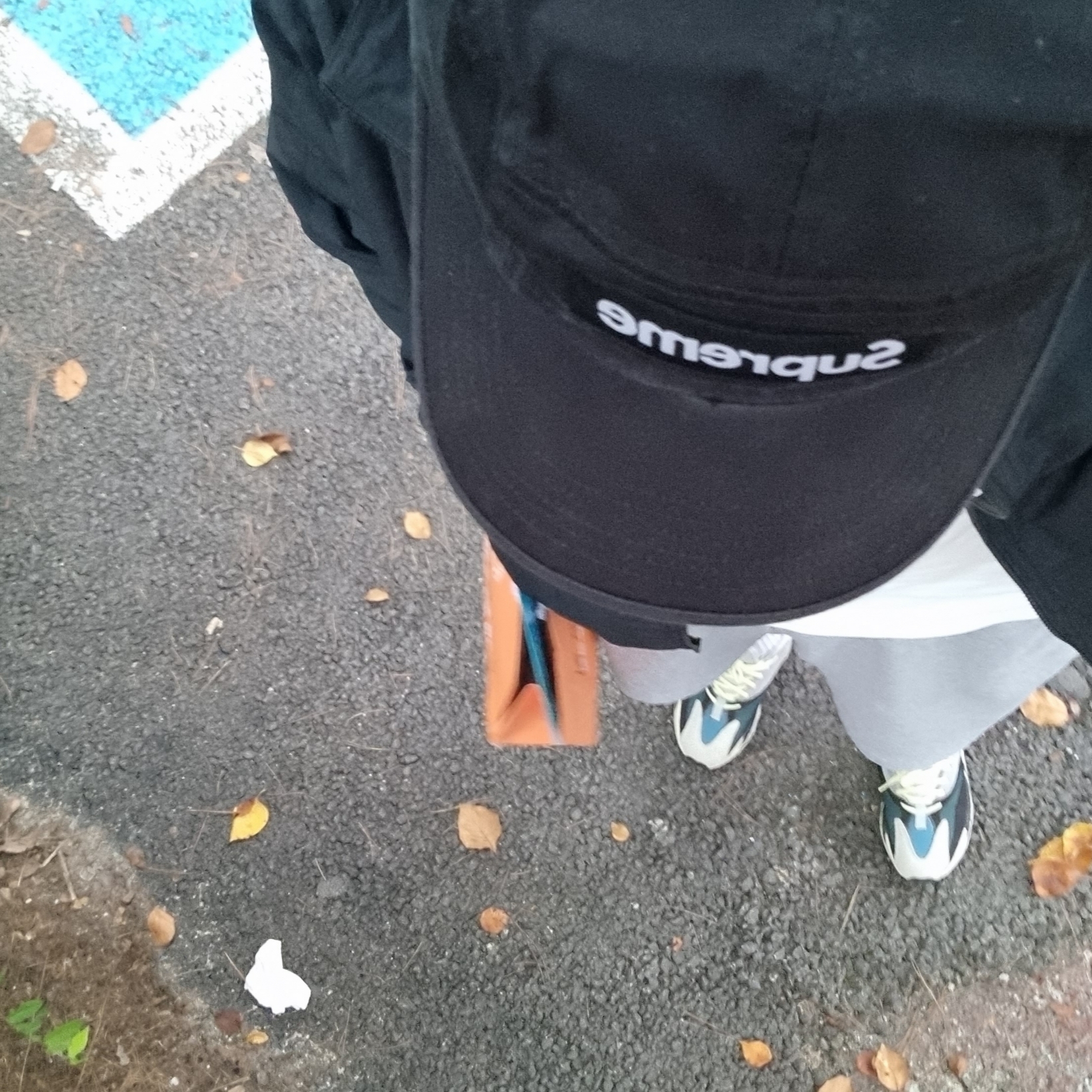 Supreme Washed Chino Twill Camp Cap Black, Adidas Yeezy Boost 700 Wave Runner Solid Grey 2017/2019 착용 스타일