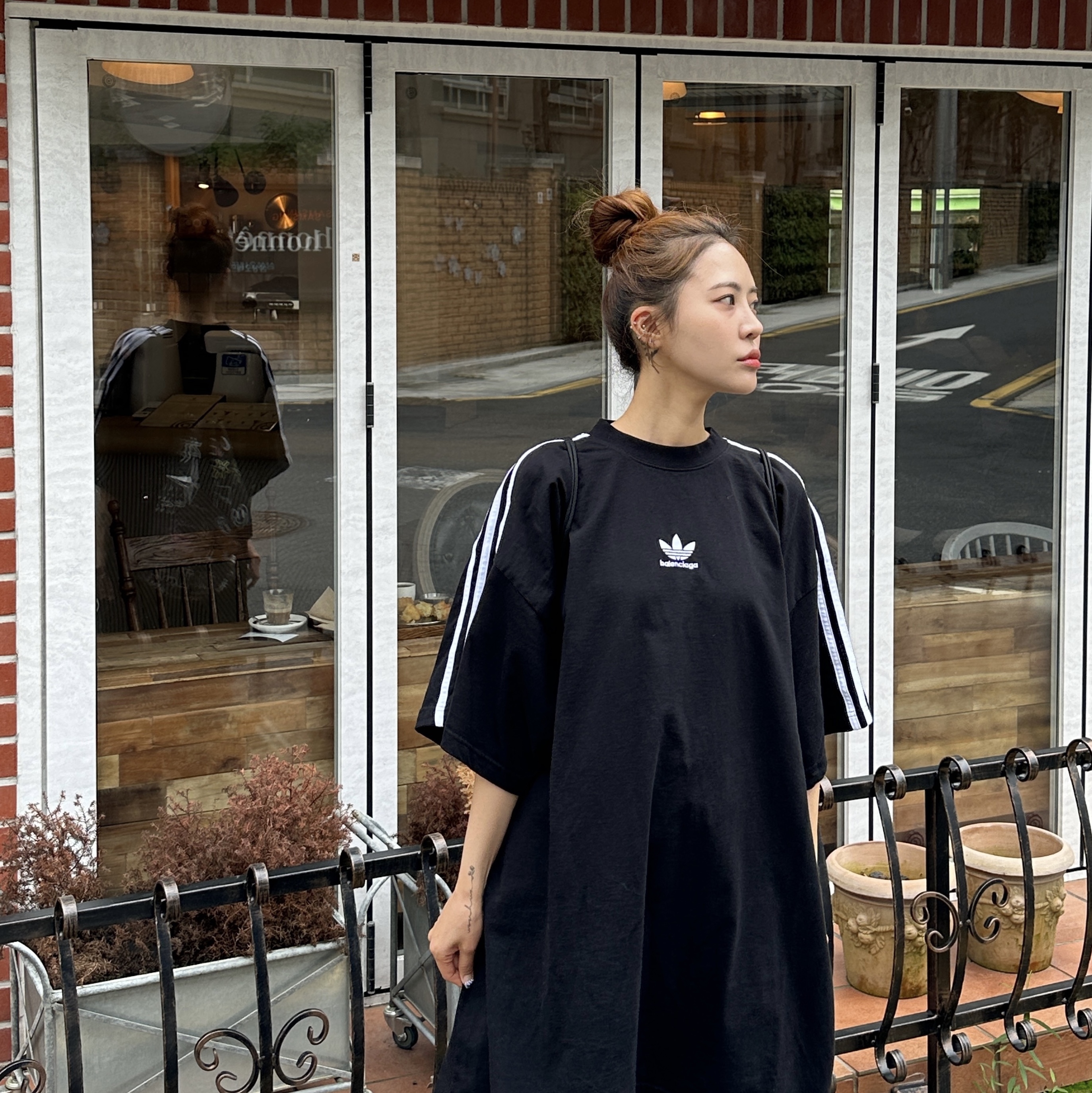 Balenciaga x Adidas Oversized T-Shirt Black White, (J) Adidas Gazelle Core Black Cloud White 착용 스타일 - 4