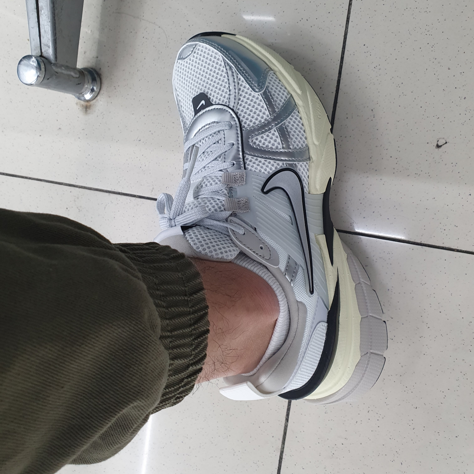 Nike V2K Run Summit White Metallic Silver 착용 스타일 - 2