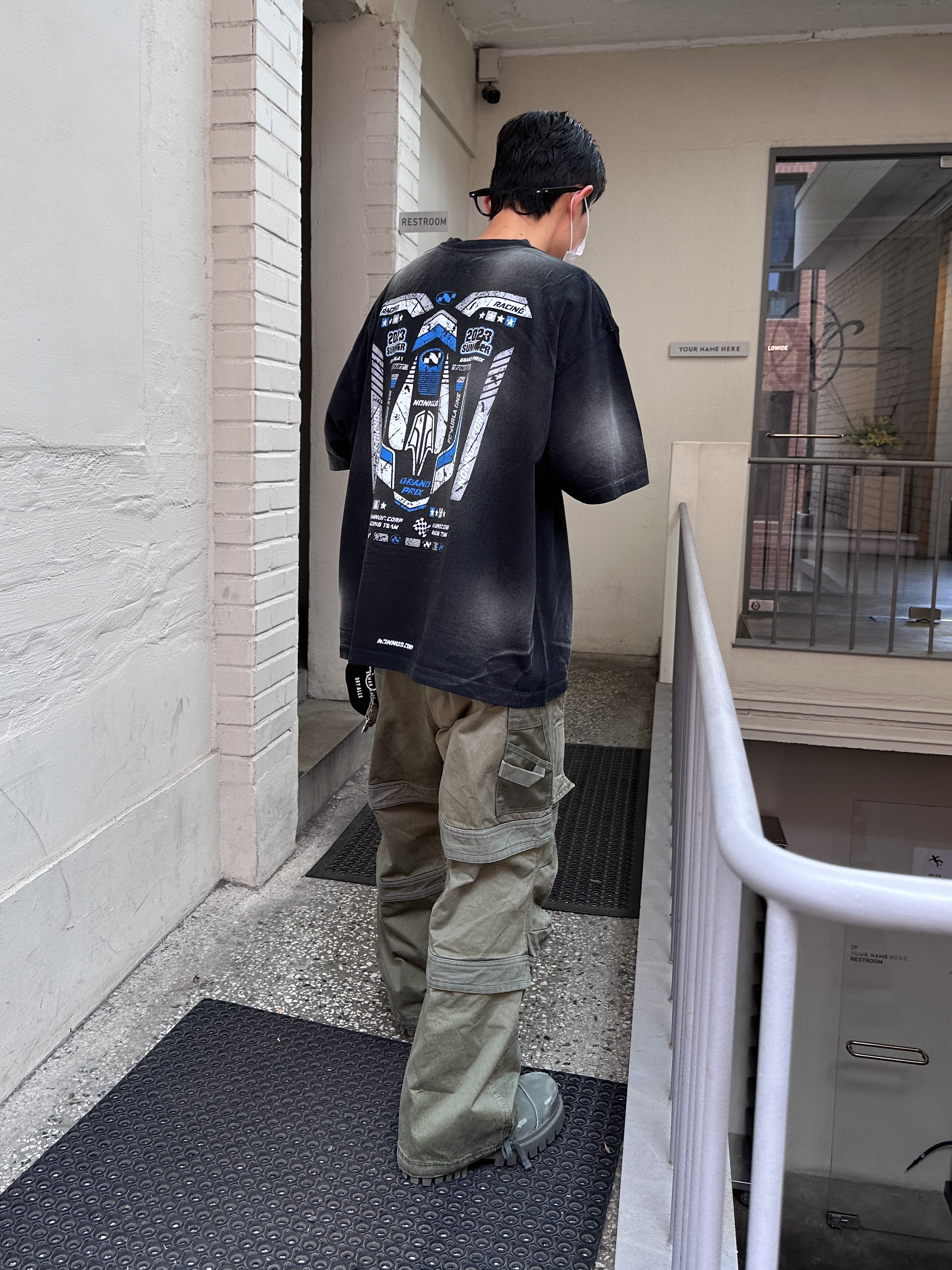 Nonnod Grandprix T-shirt Washed Black, Farfromwhat Far Layered Work Pants Olive 착용 스타일 - 1