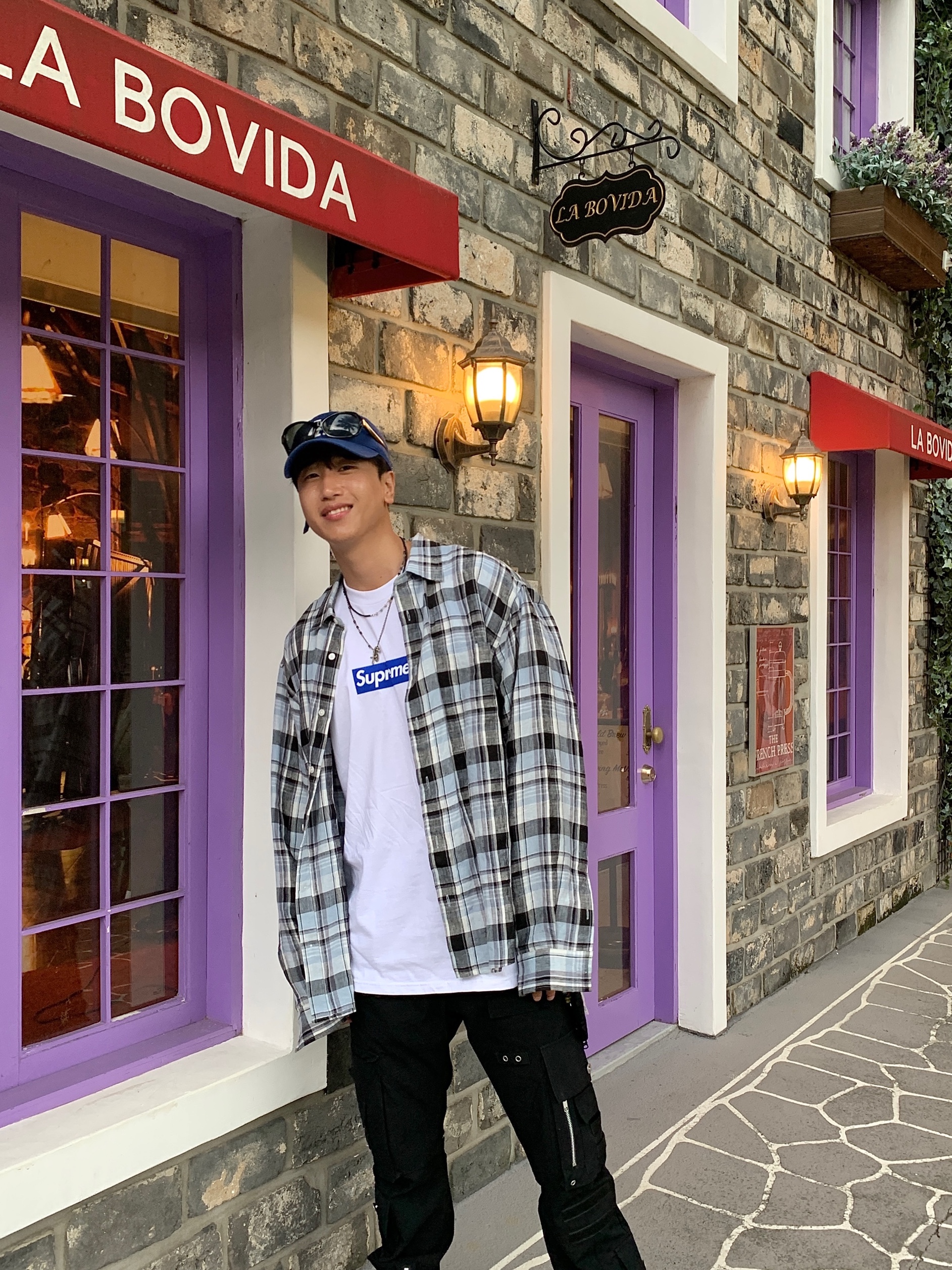 Supreme Seoul Box Logo T-Shirt White - 23FW, Human Made Military Card Case Black 착용 스타일 - 4