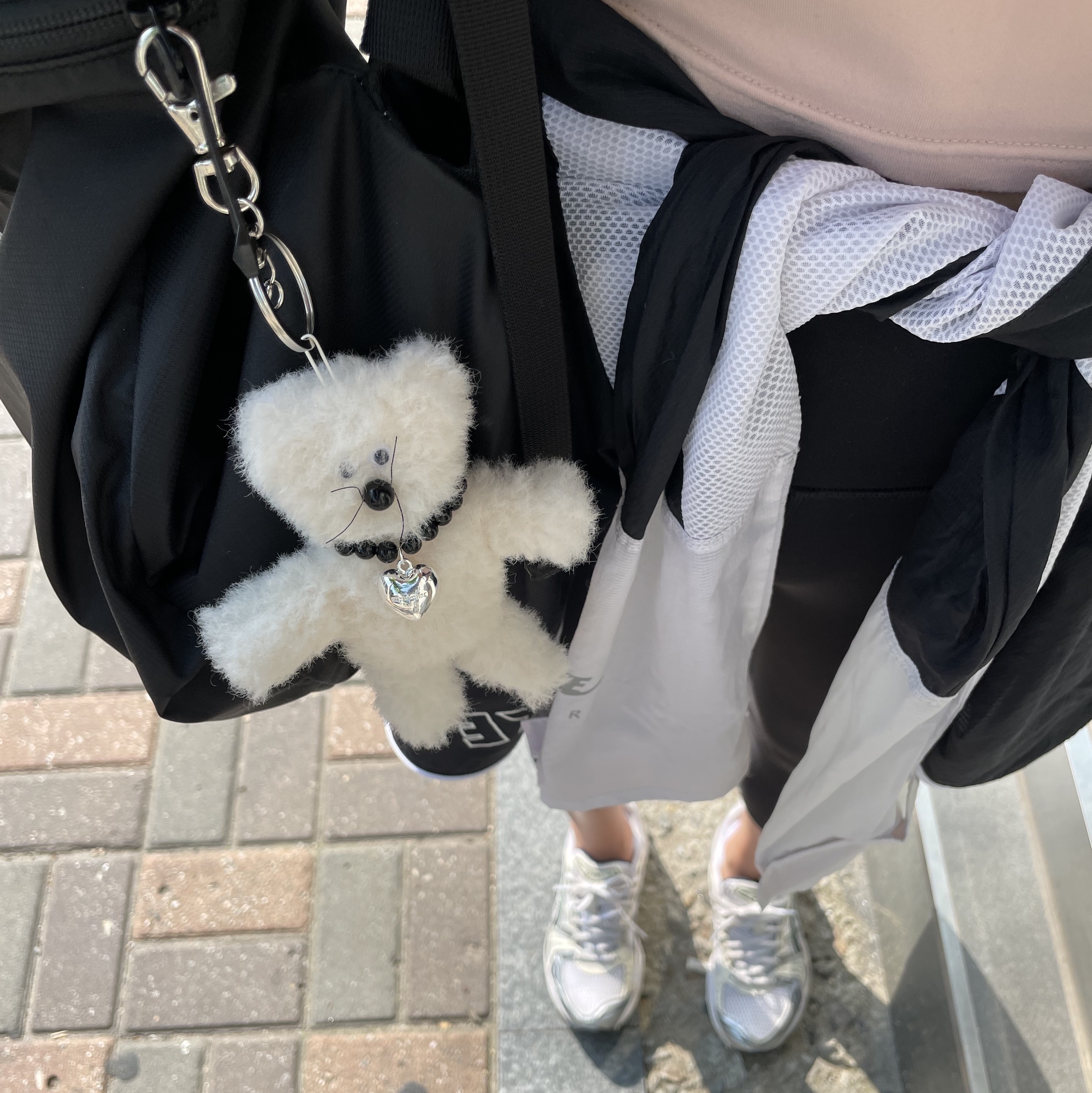 Monamhee Beulpingi Keyring with White Pants Black, Chanel Vanity With Chain Lambskin & Gold Black 착용 스타일 - 2