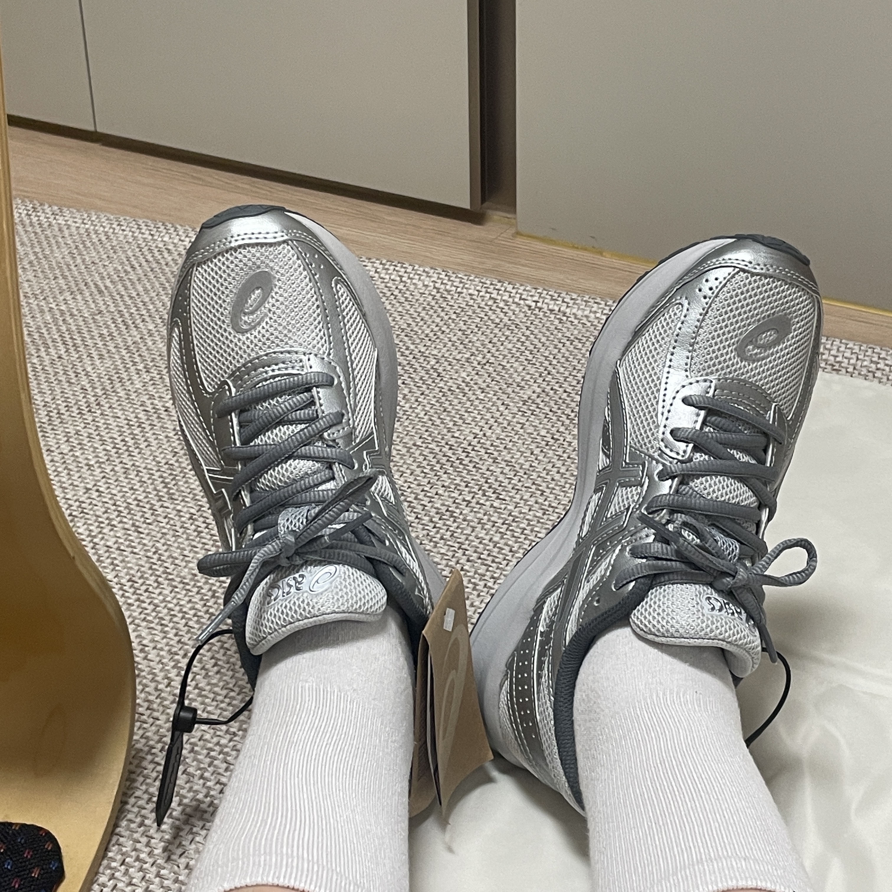 Asics Jog 100 S SMU Glacier Grey Pure Silver - 2E Wide 착용 스타일