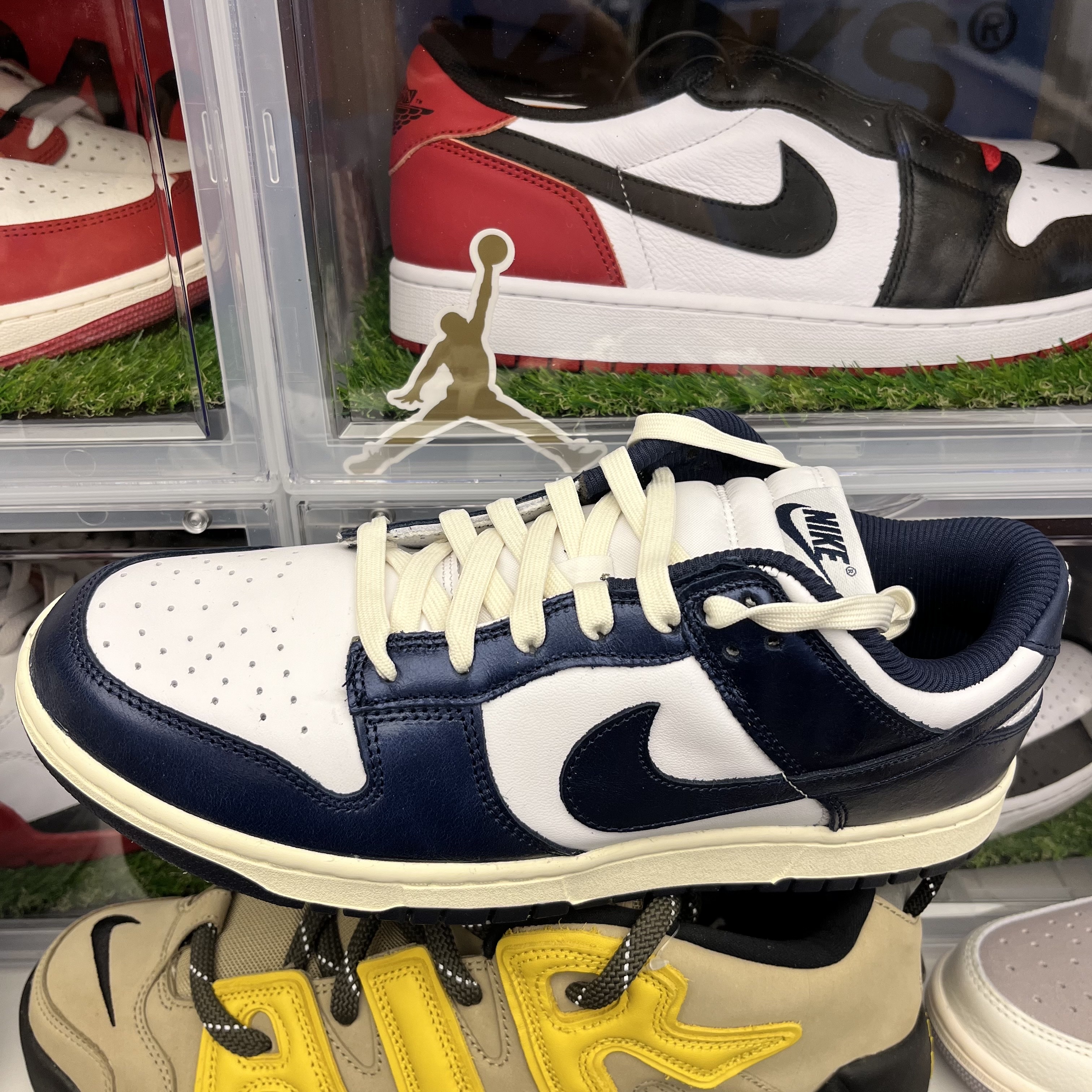 (W) Nike Dunk Low PRM Midnight Navy and White 착용 스타일 - 2