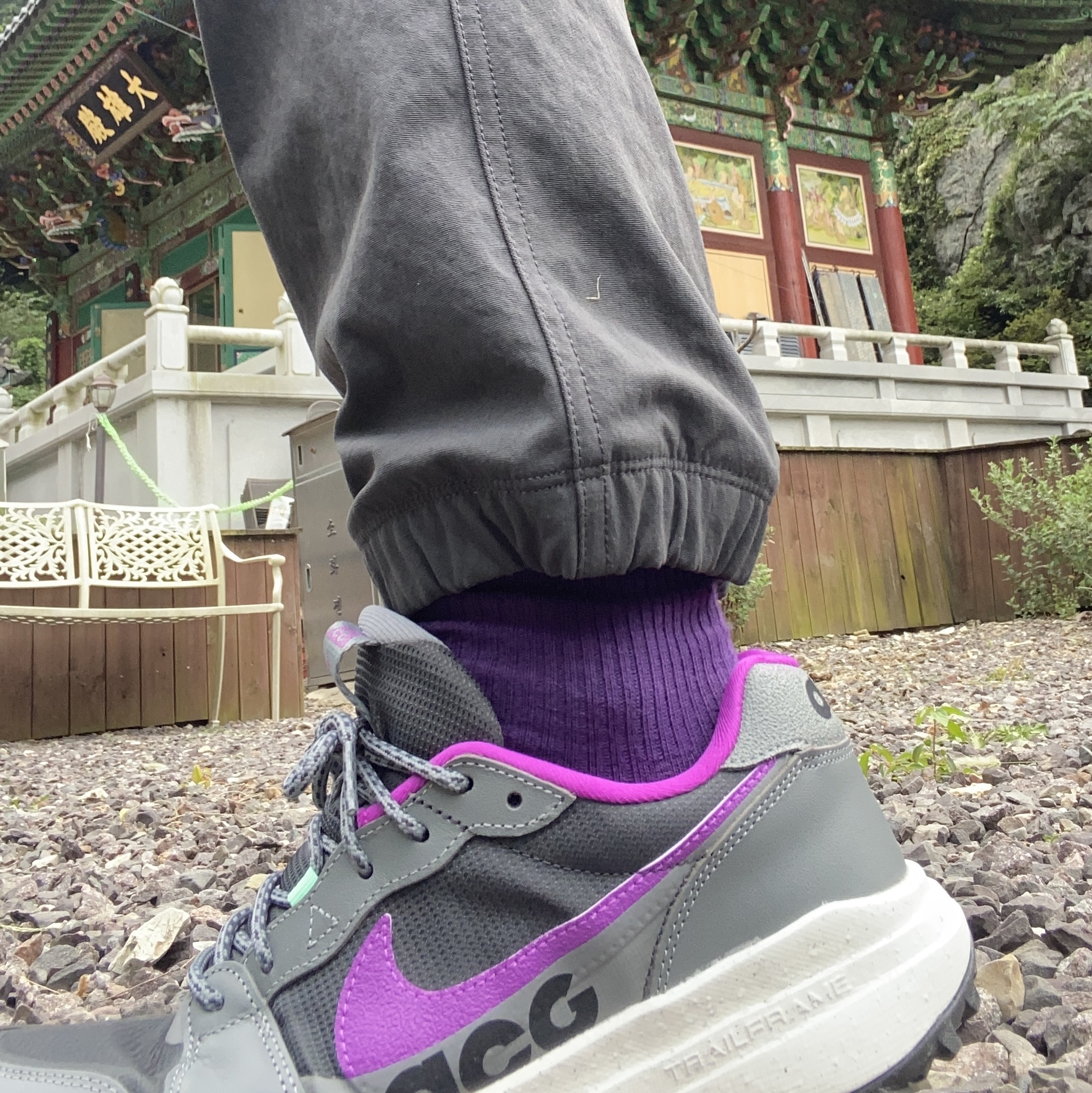 Nike ACG Lowcate Smoke Grey Vivid Purple 착용 스타일 - 1