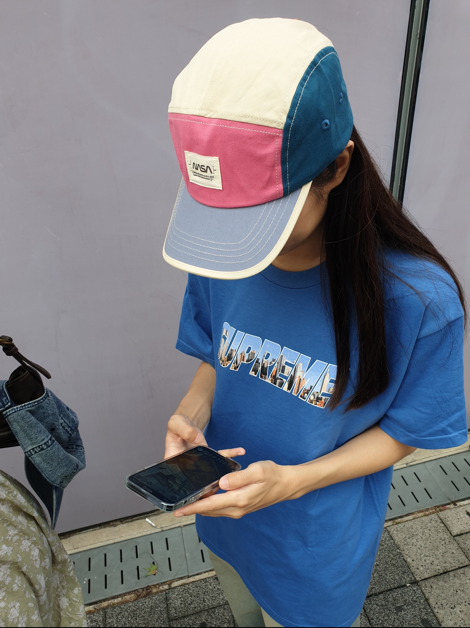 Supreme Gotham T-Shirt Faded Blue - 23FW 착용 스타일 - 3