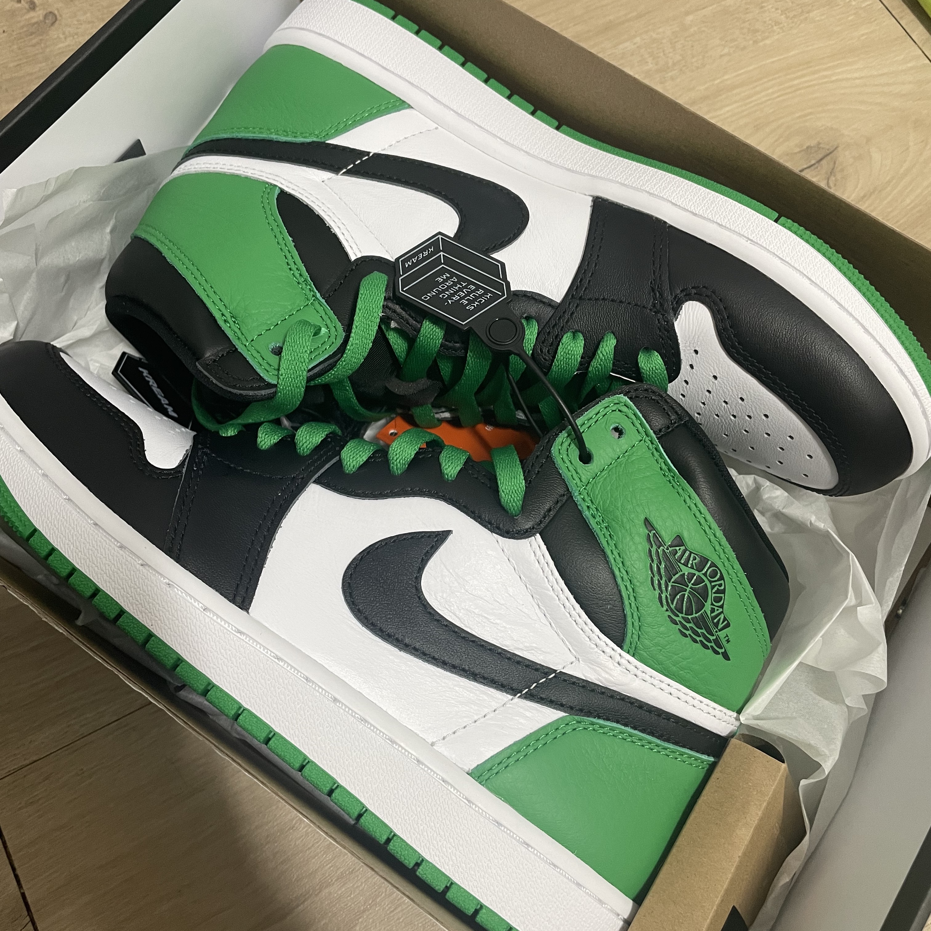 Jordan 1 Retro High OG Black and Lucky Green 착용 스타일