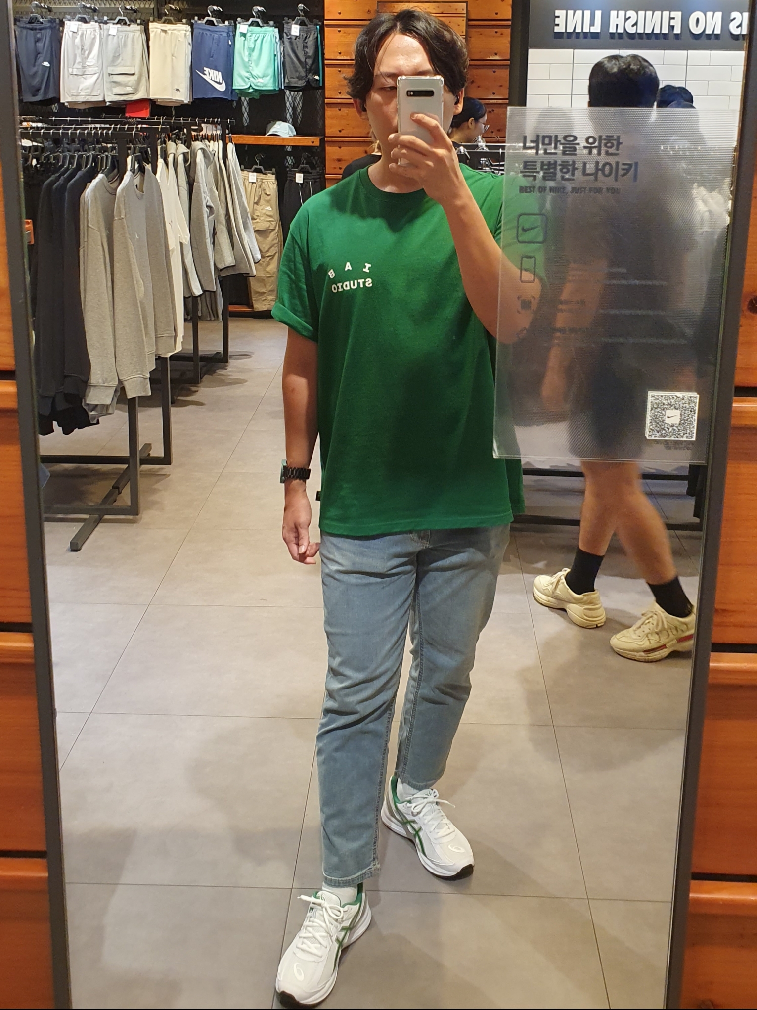 Asics Jog 100 S White Green - 2E Wide, IAB Studio T-Shirt Green - 22FW 착용 스타일