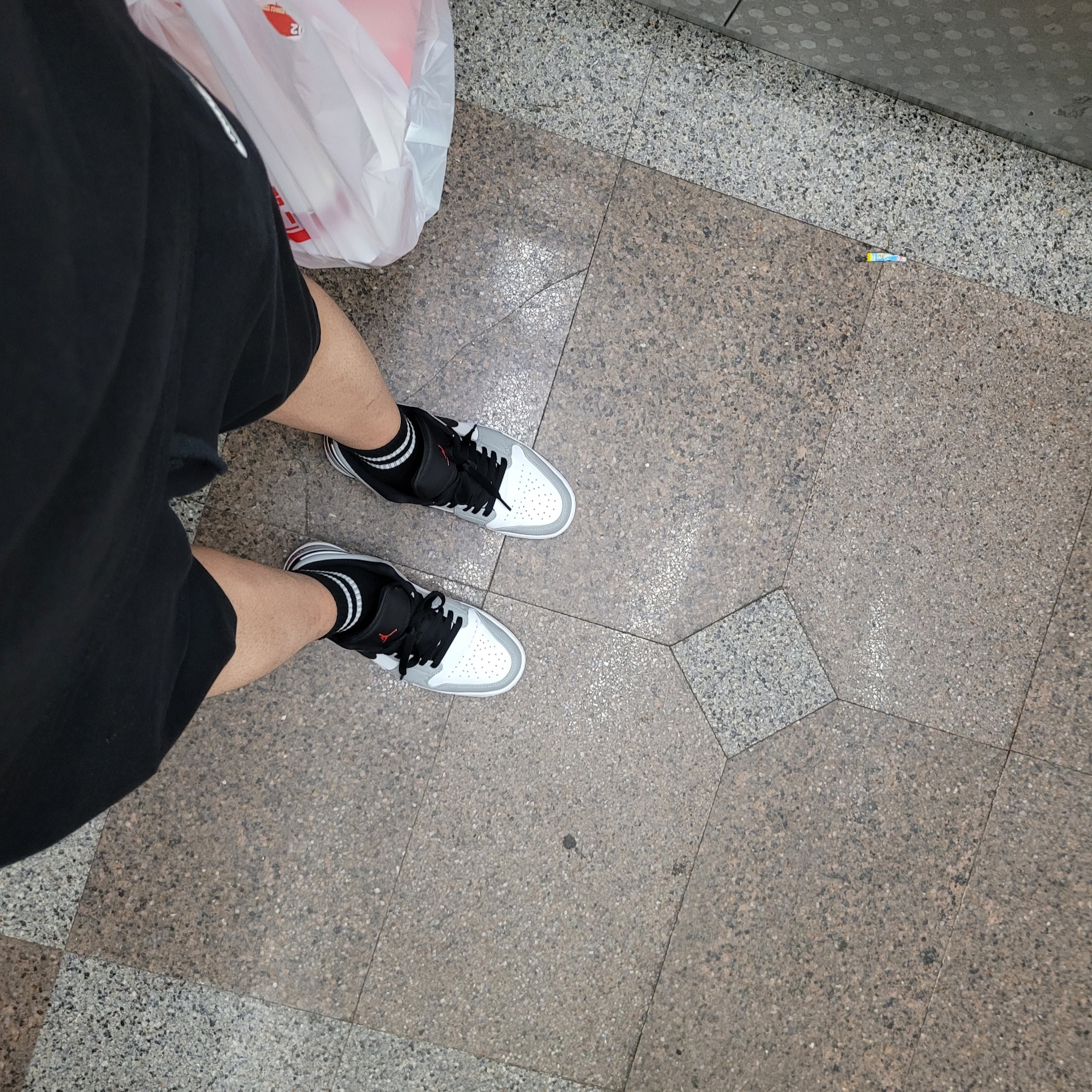 Jordan 1 Low Light Smoke Grey, Nike NSW Club Jersey Shorts Black - US/EU 착용 스타일