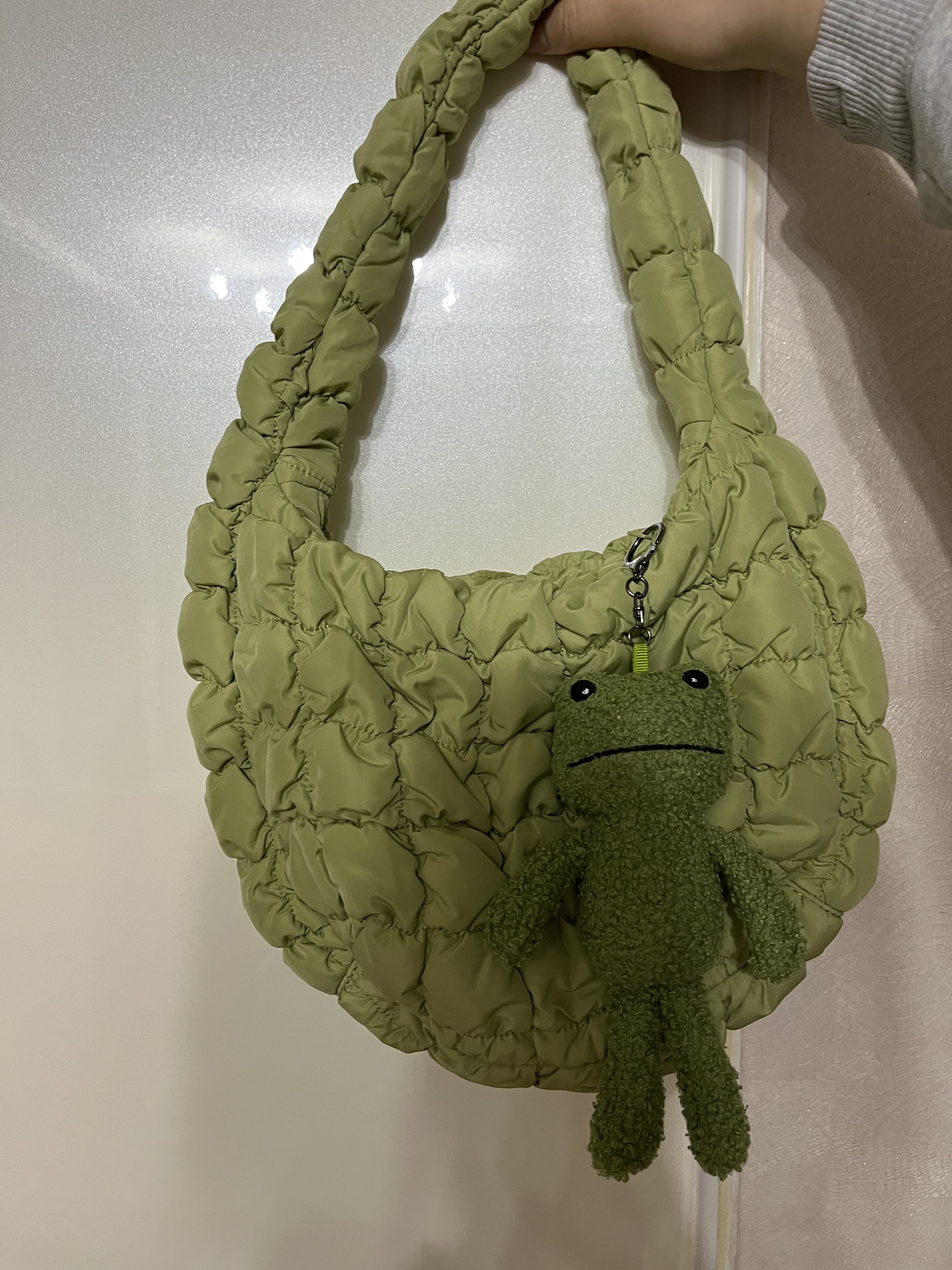 COS Quilted Mini Bag Light Green 착용 스타일 - 1