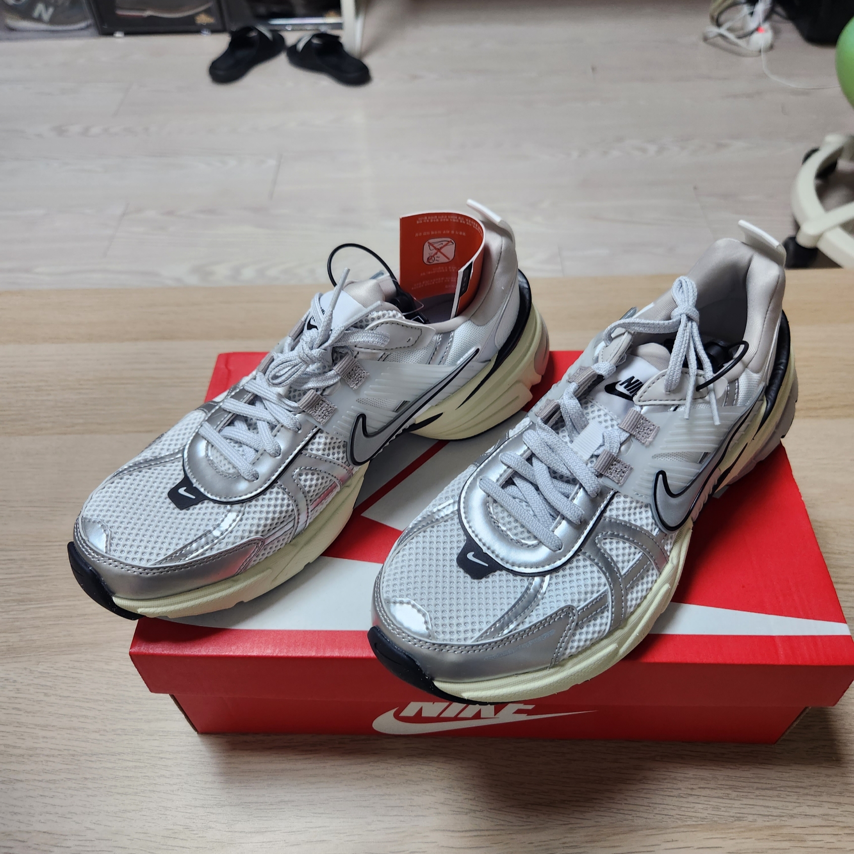 Nike V2K Run Summit White Metallic Silver 착용 스타일 - 1